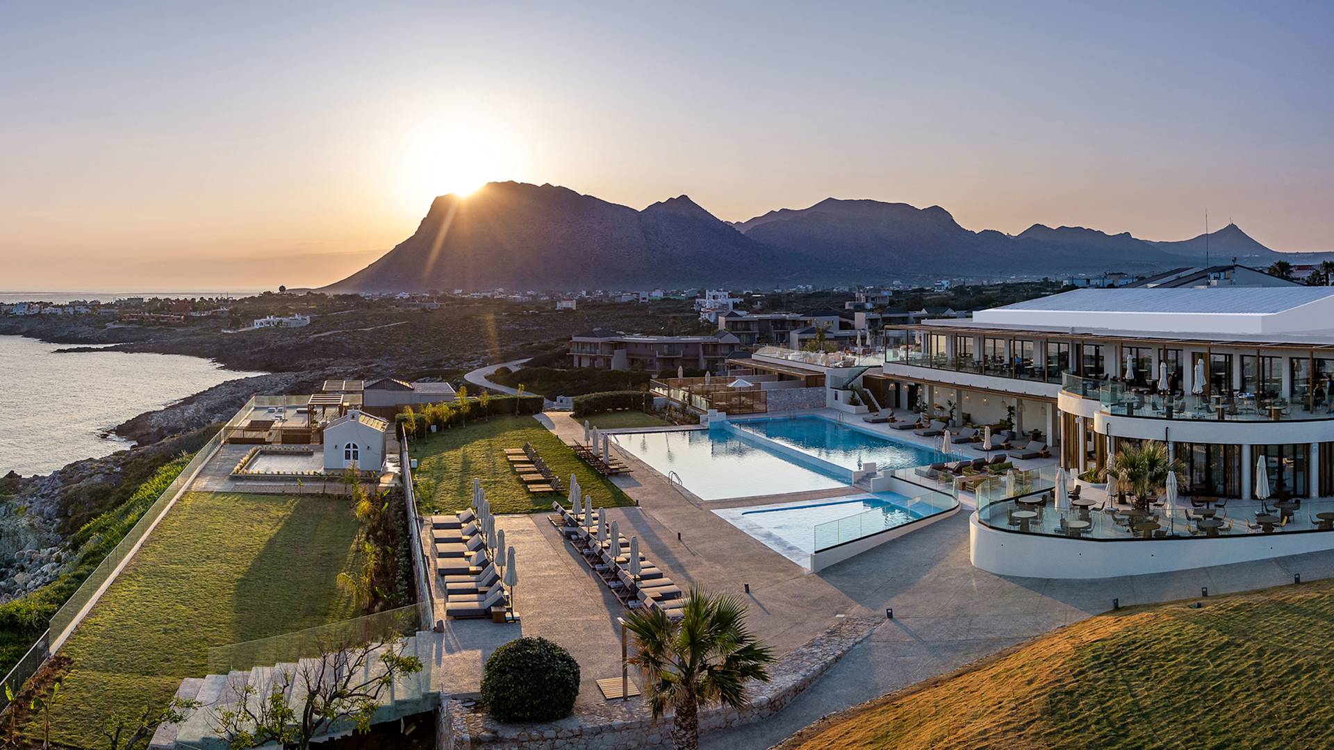 Vista aerea dei terreni dell'hotel, della piscina e delle attrazioni marine