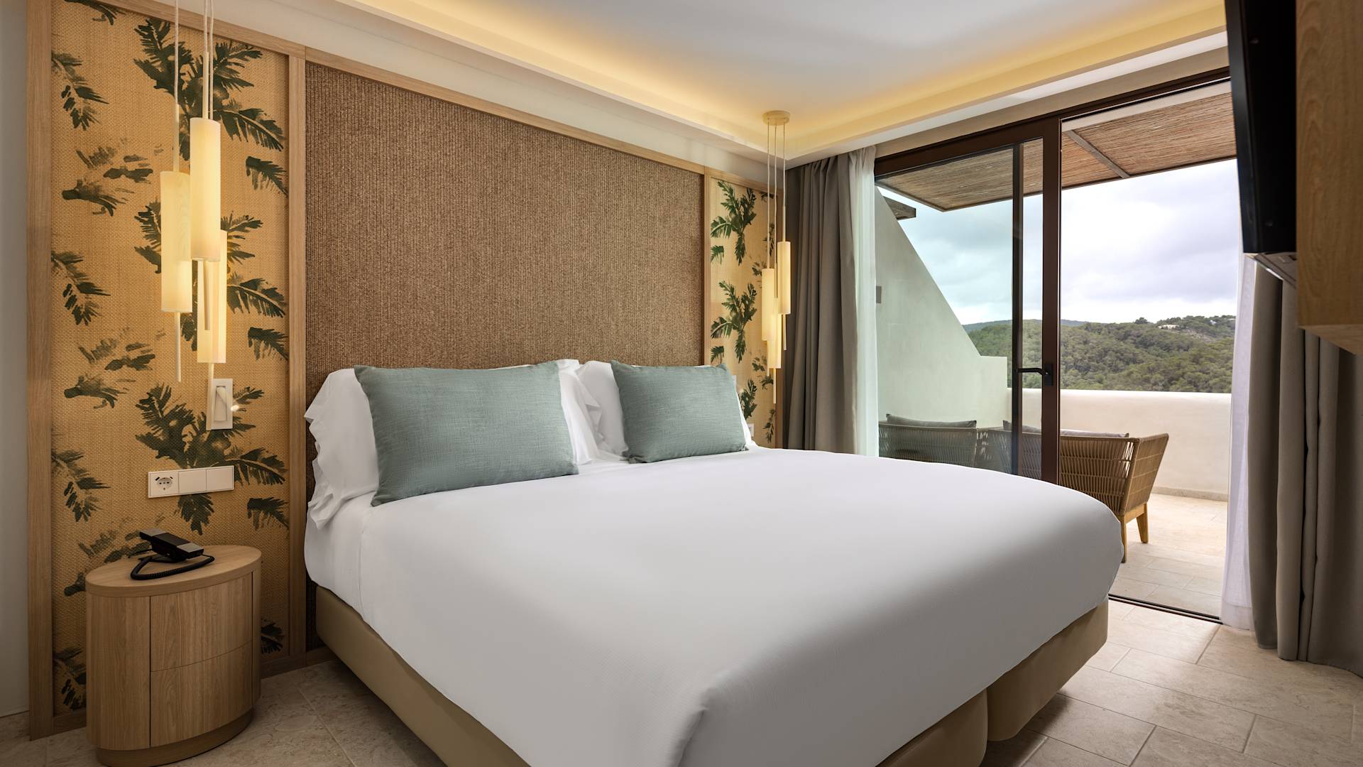 Bett im Zimmer mit eigenem Balkonbereich – Übergang