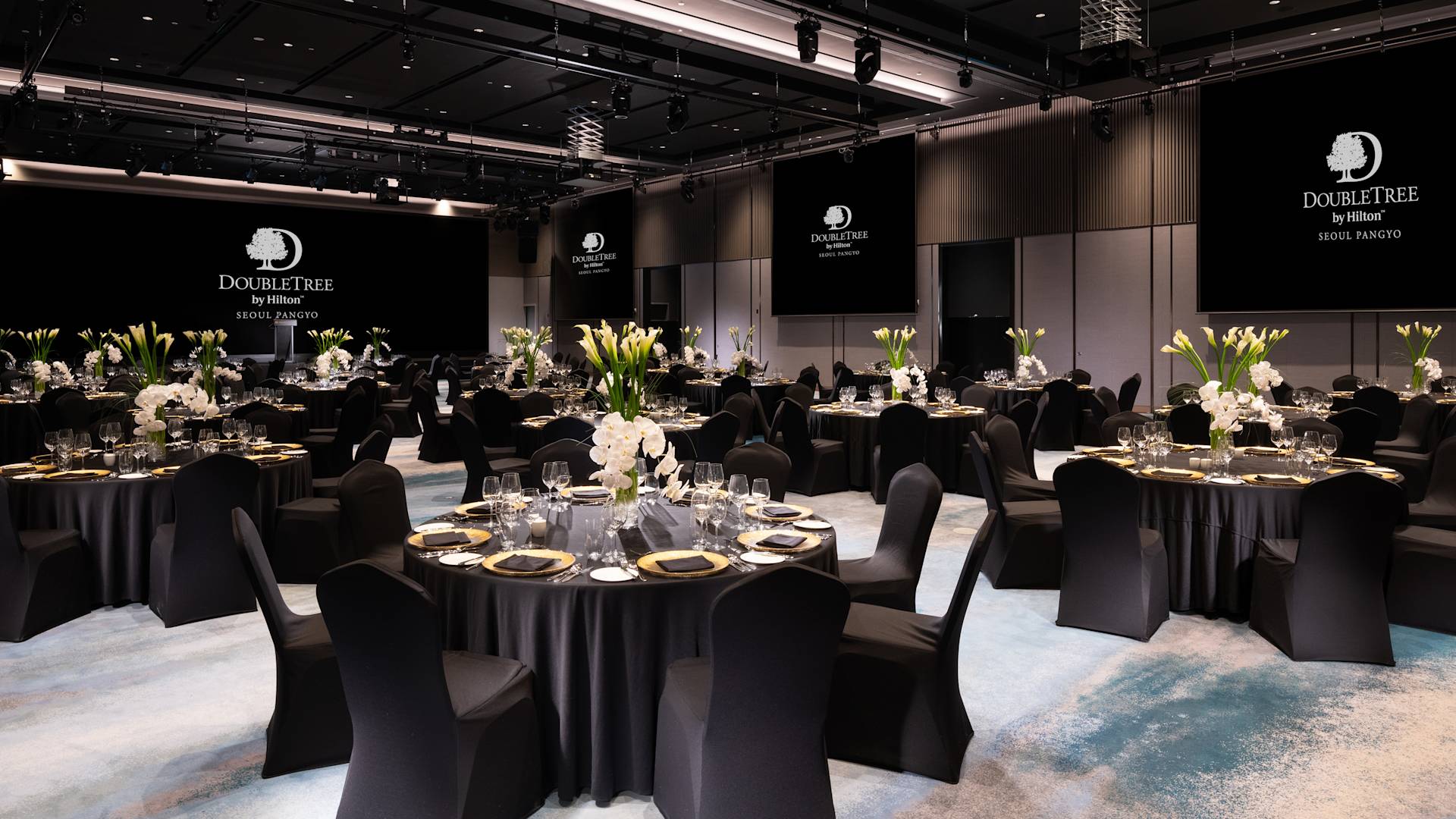 Meetingraum mit runden Tischen – Übergang