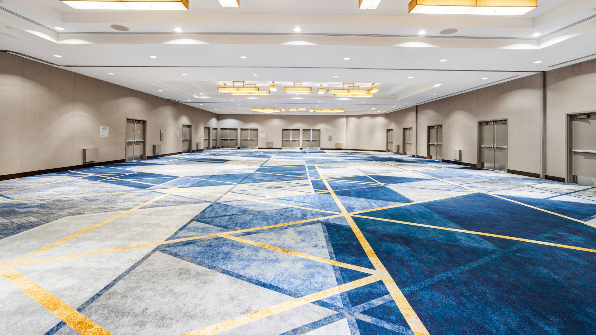 Vy framifrån av Cyril Magnin mötesutrymme – övergång