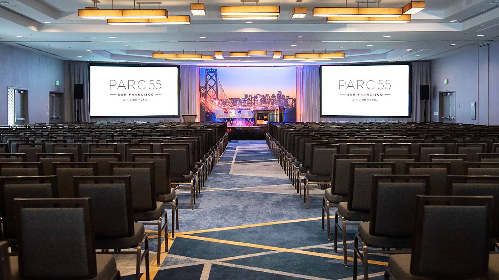 시릴 매그닌 회의실 세팅 극장 스타일-전환