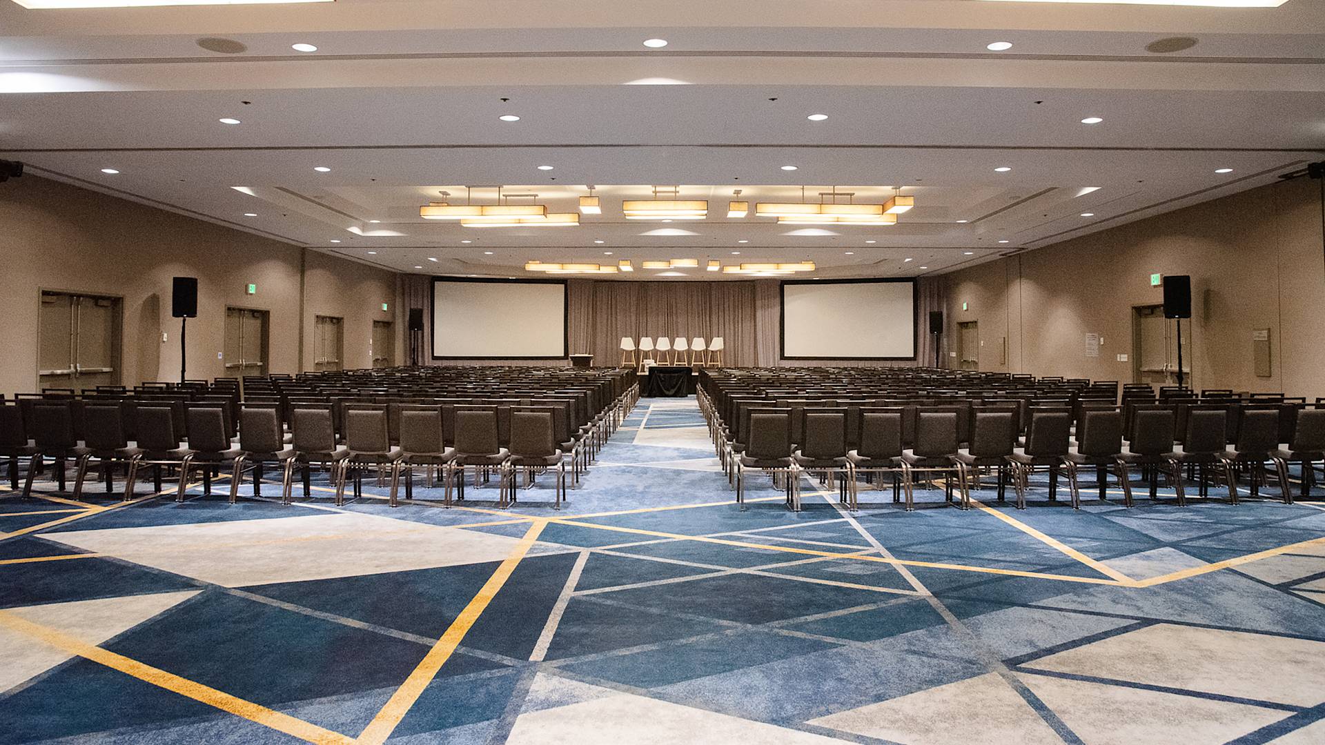 シアター形式にアレンジされた広々としたミーティングルーム