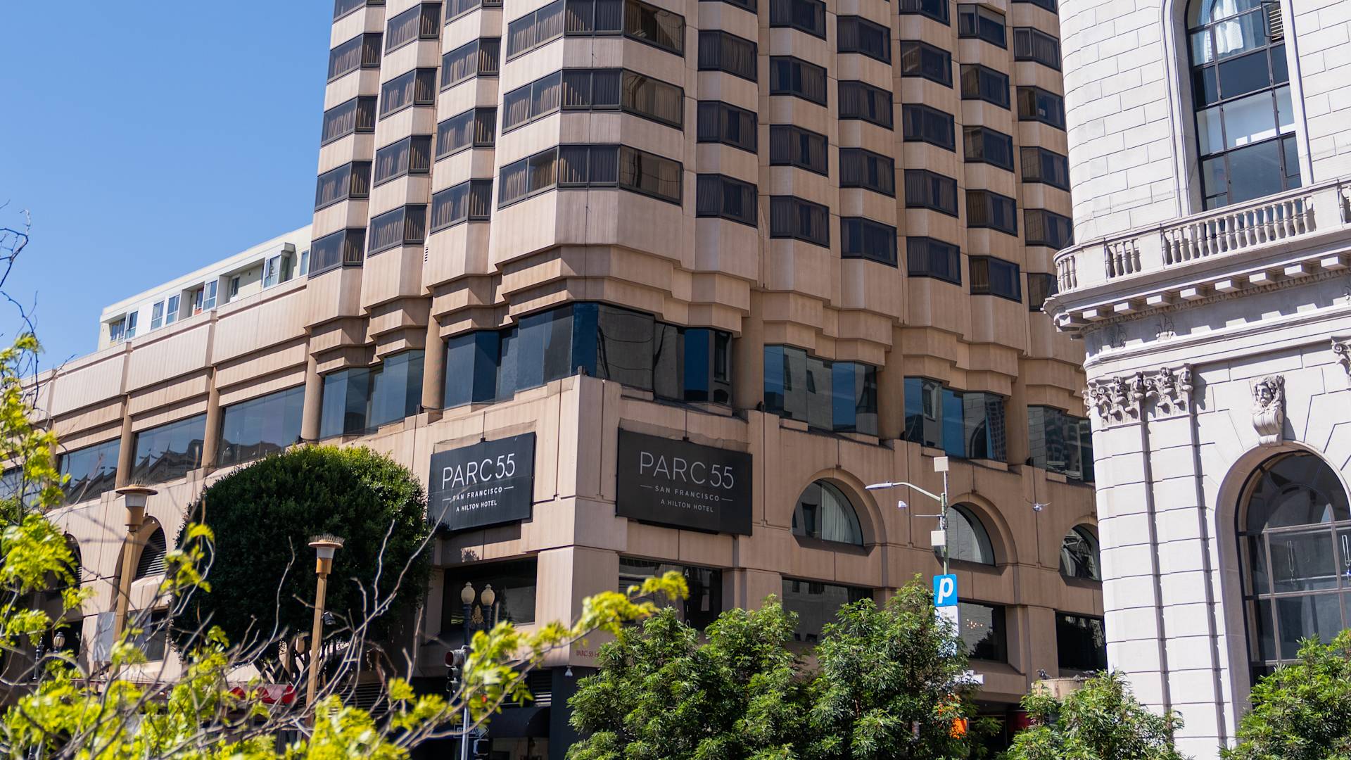 การแปลงภายนอกของโรงแรม Hilton Parc 55