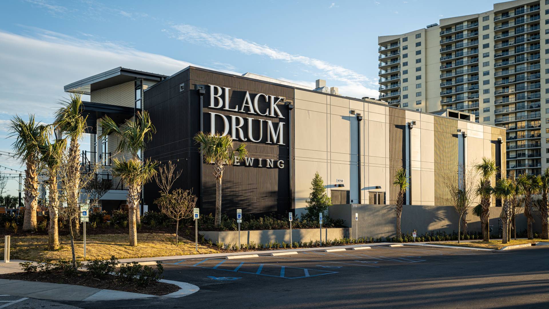 白天过渡时拍摄的Black Drum建筑外观