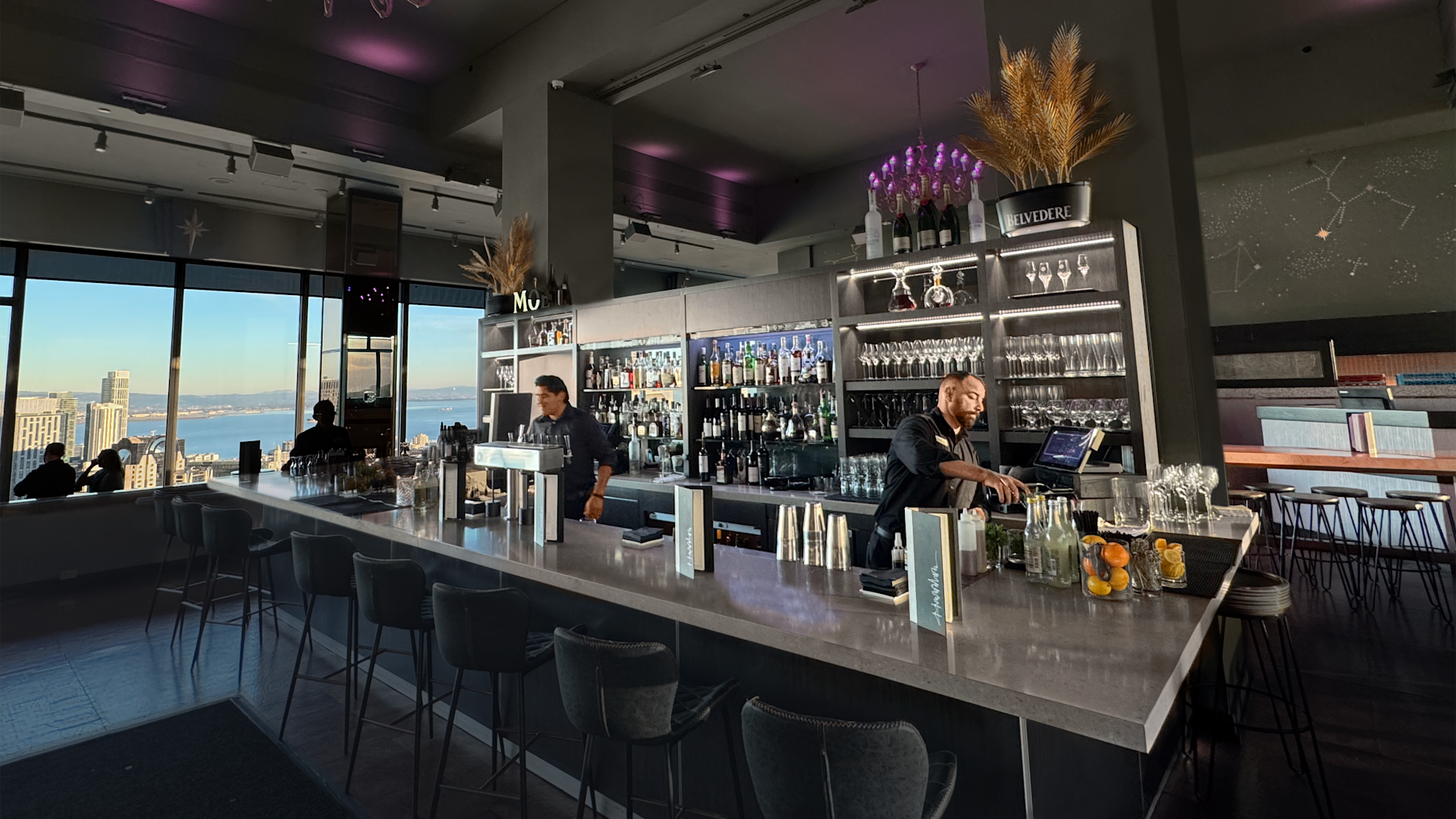 Cityscape Sky Bar cu spațiu de tranzit