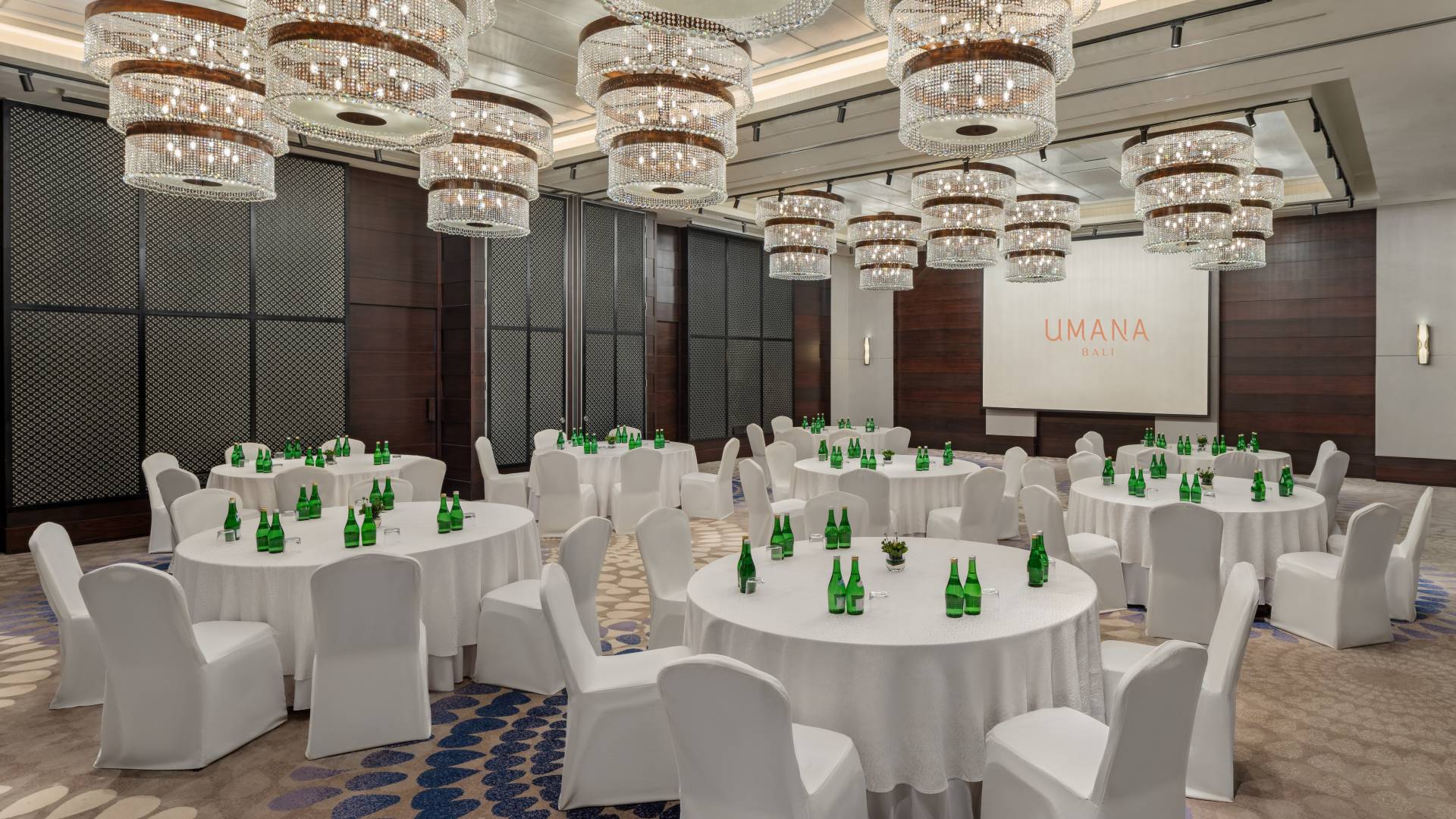 Salón de fiestas interior con mesas y sillas-transición