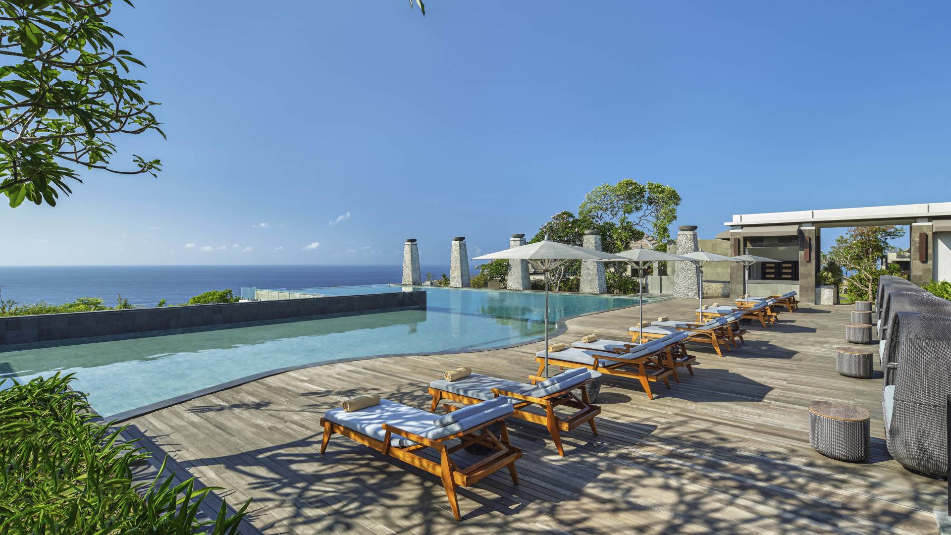 Área de la piscina al aire libre con divanes-transición