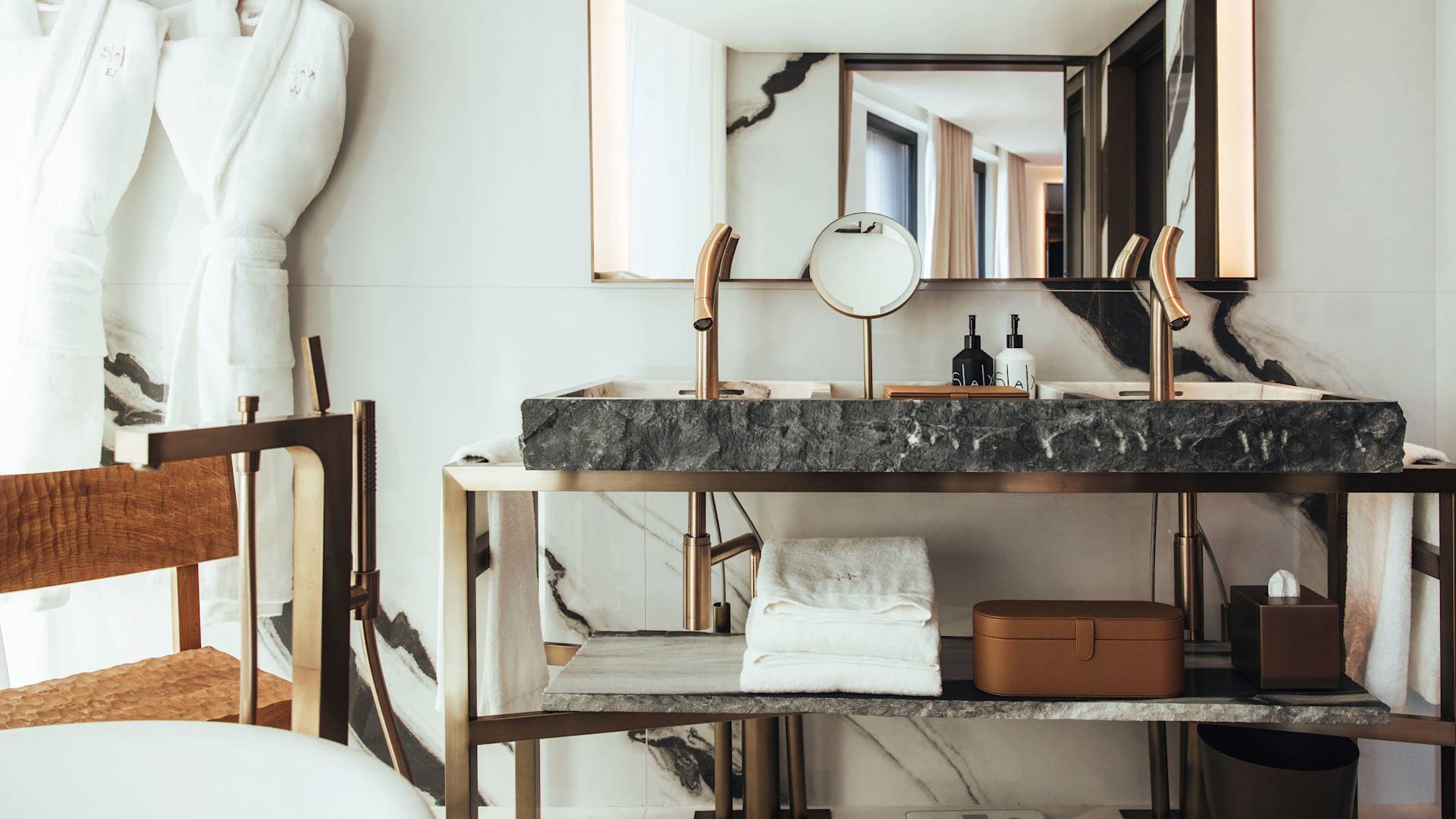 Gros plan sur une double vasque dans une salle de bain en marbre-transition