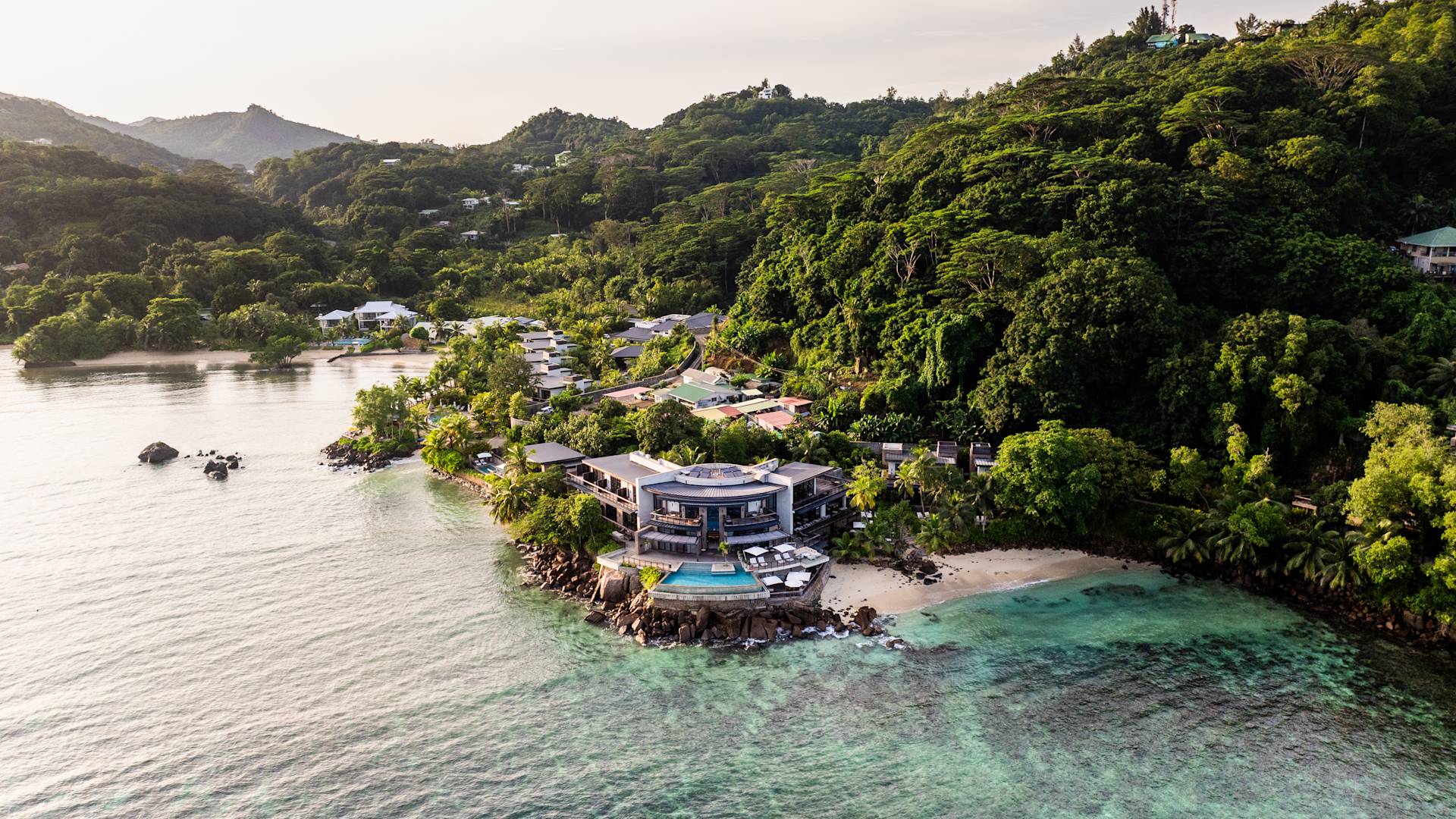 arial-näkymä lomakeskuksen ulko-, uima-allas- ja puidenvälityksestä