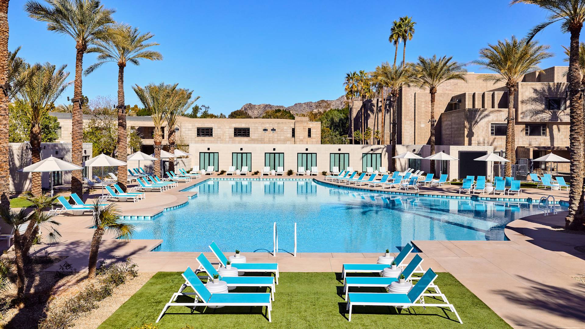 piscina ao ar livre e espreguiçadeiras - transição