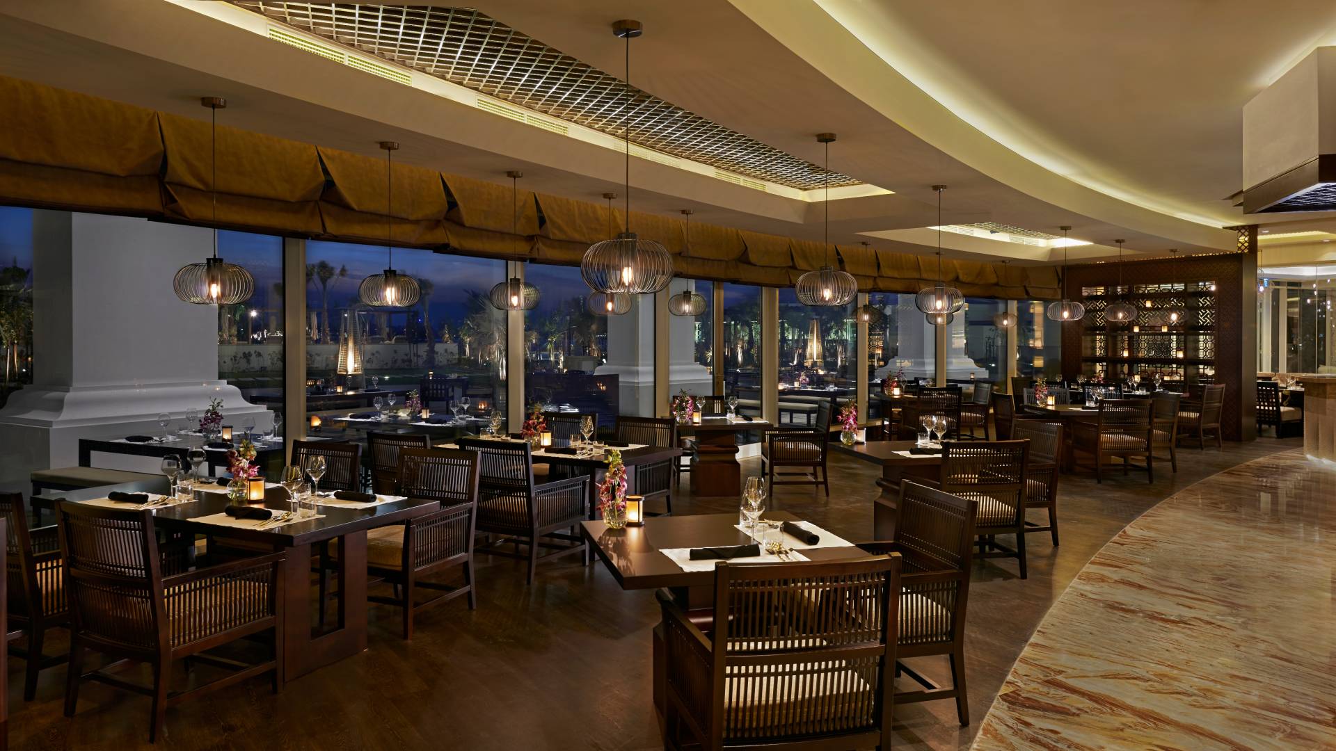 Restaurant with View-transition