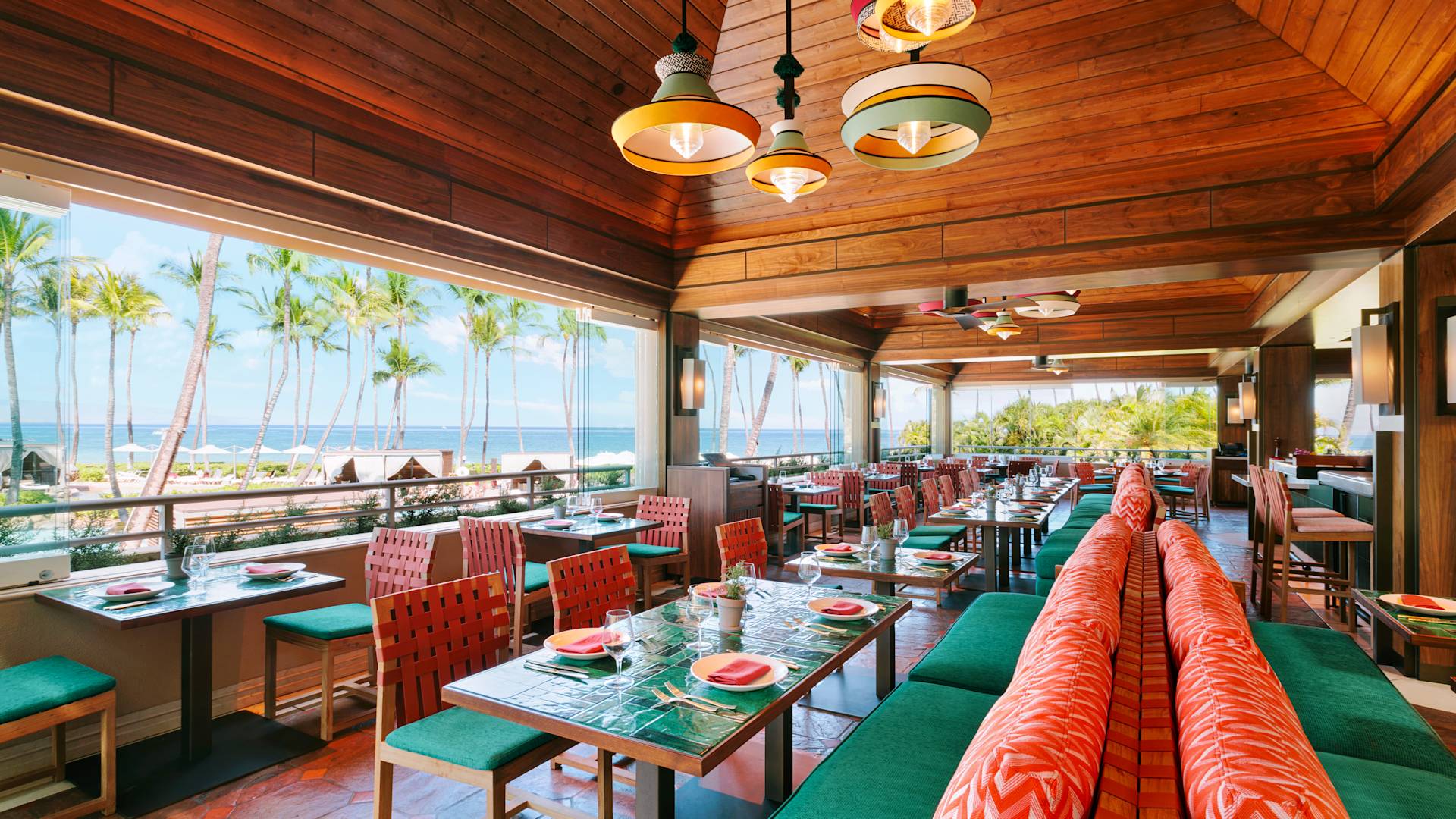 Área de comedor del patio de Olivine con vista a la transición del agua