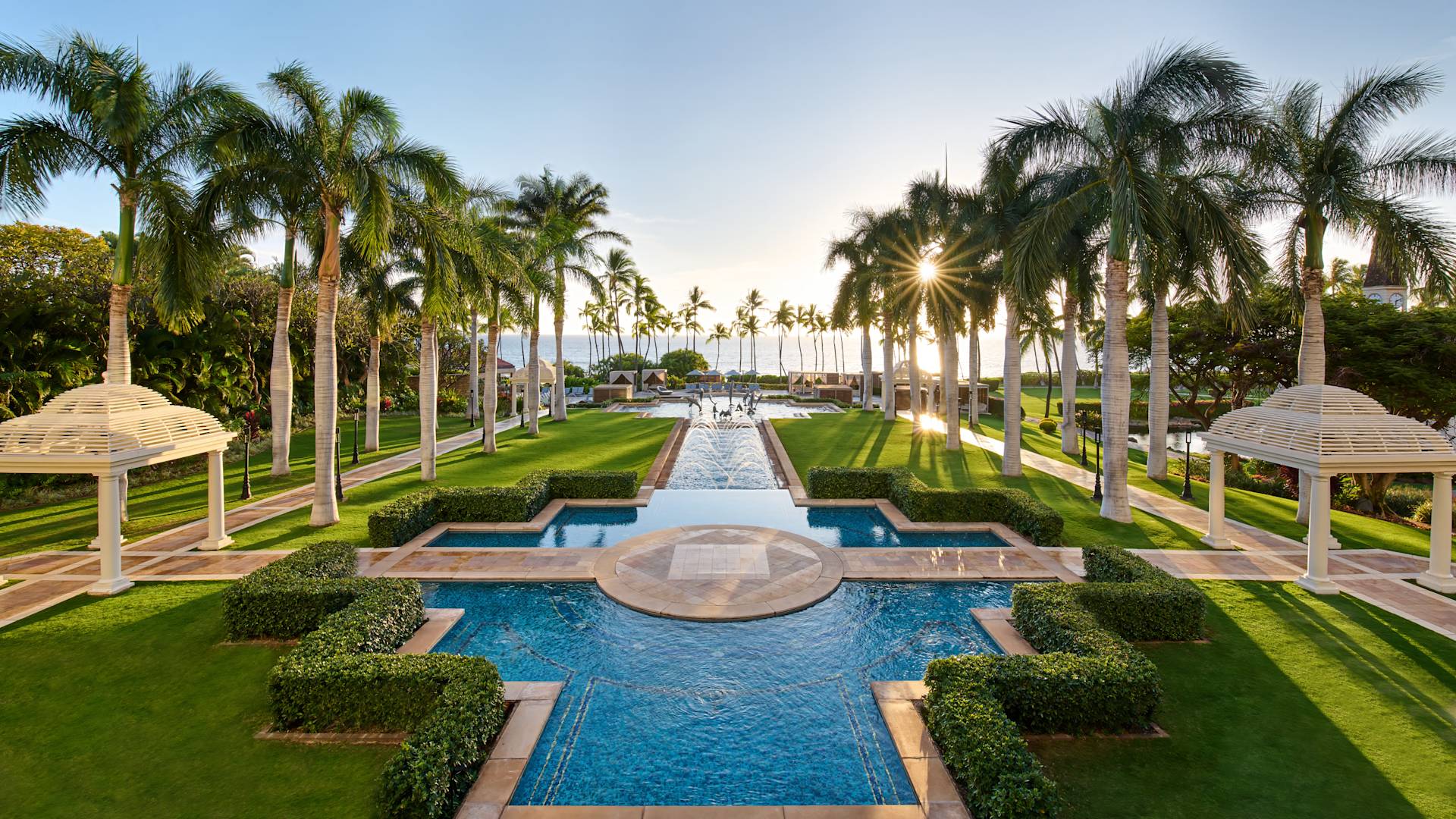 Patio exterior con cascada-transición