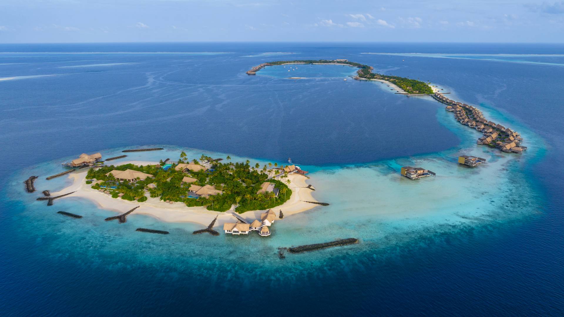Luftaufnahme von Insel und Außenbereich des Hotels-transition