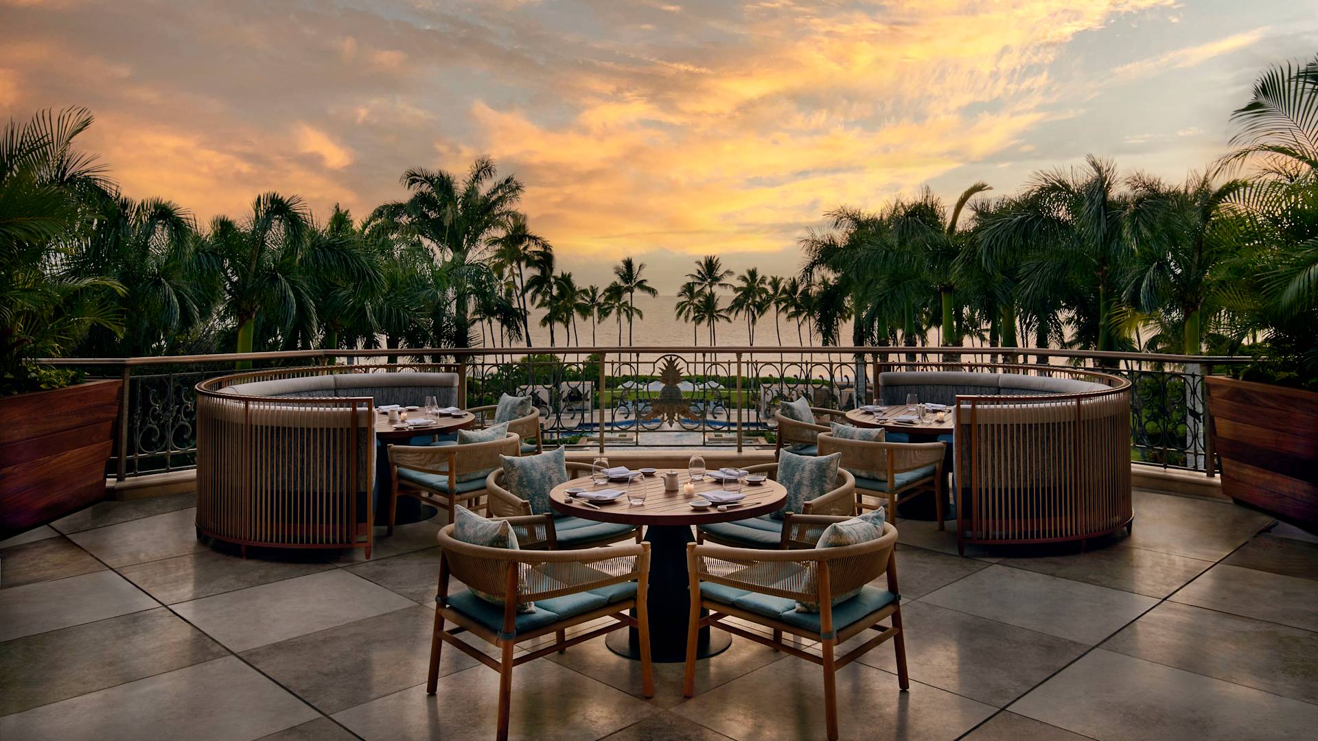 Patio del restaurante Nobu al atardecer, mesas de comedor, almejas en transición