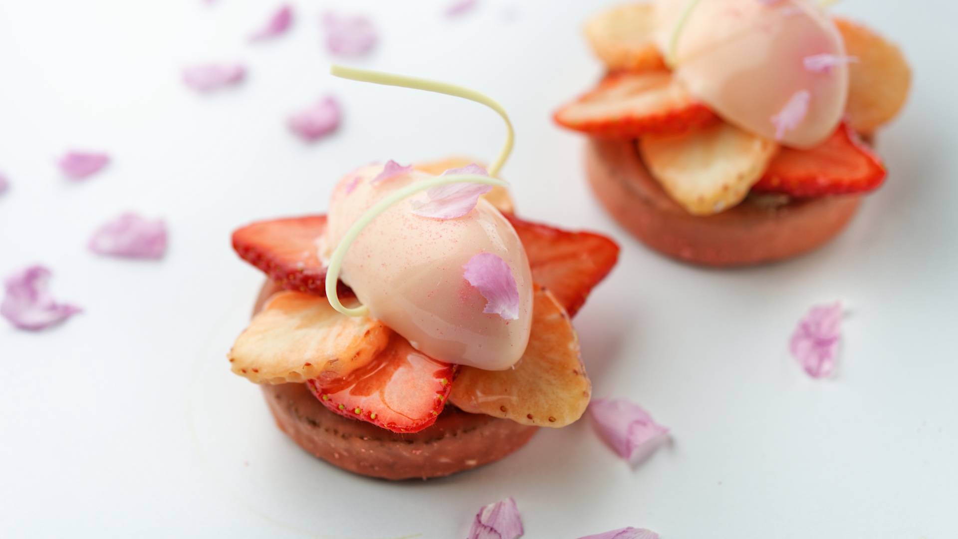 Deșert cu căpșuni pe o farfurie la restaurantul Pavilion - Tranziție