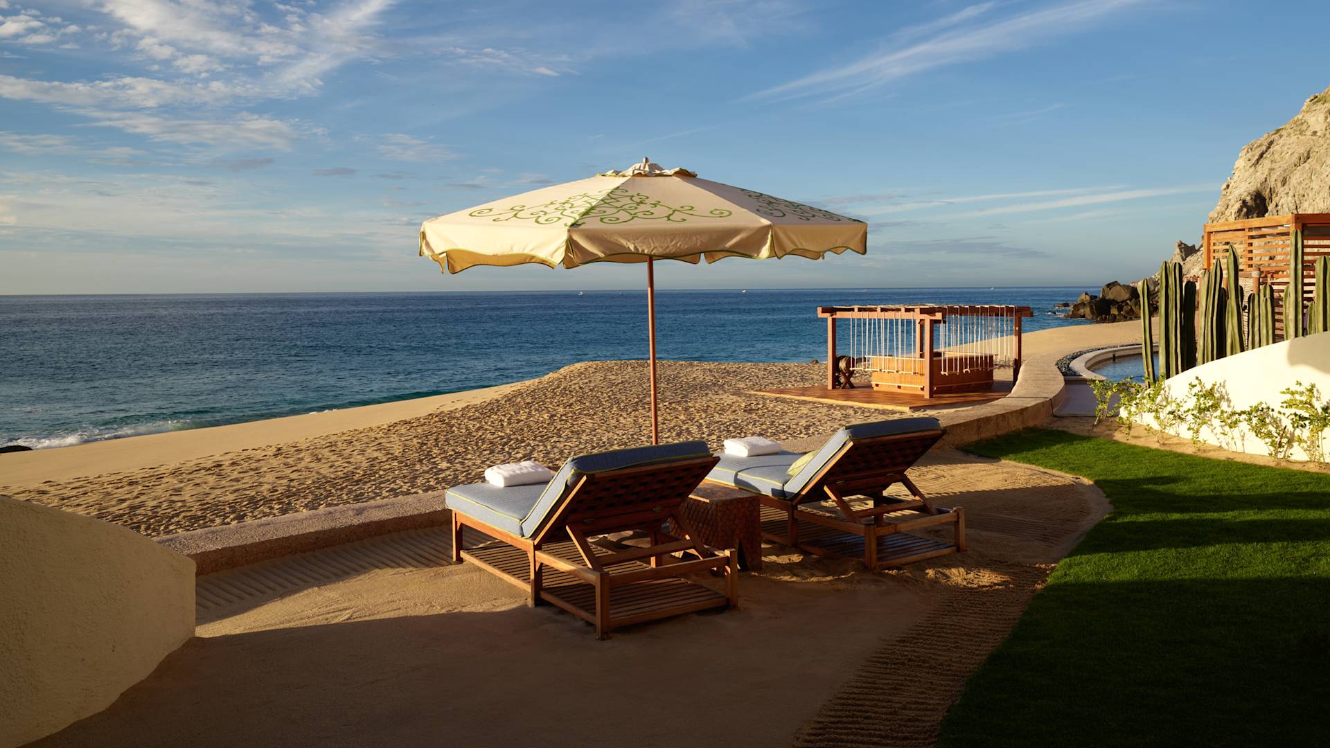 Área de estar no terraço de uma suíte com vista para o mar - transição