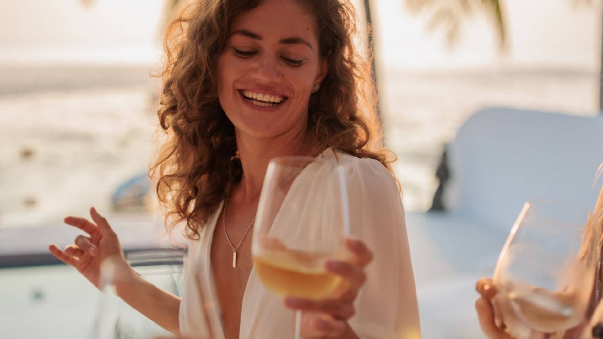 Café del Mar kobieta z przesiadką na drinka