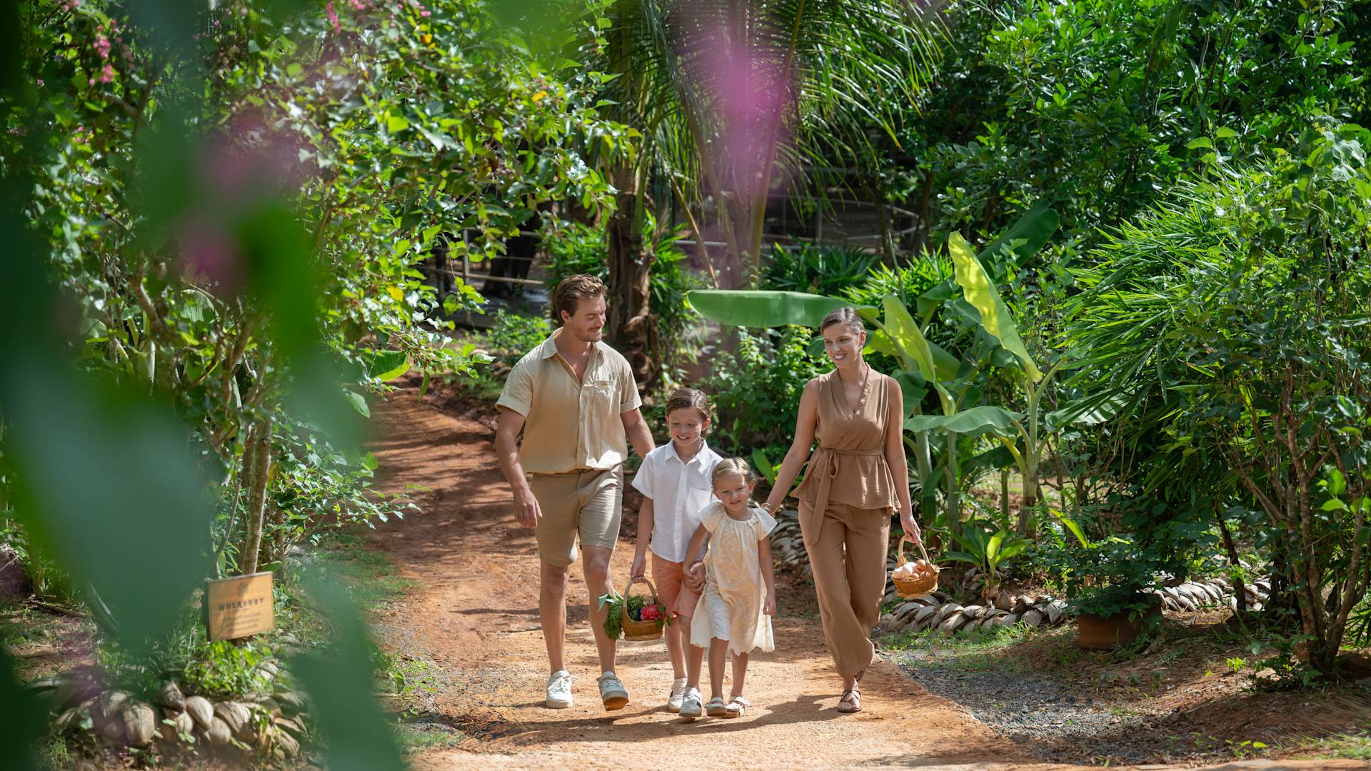 Família caminhando na Iris Farm-transition