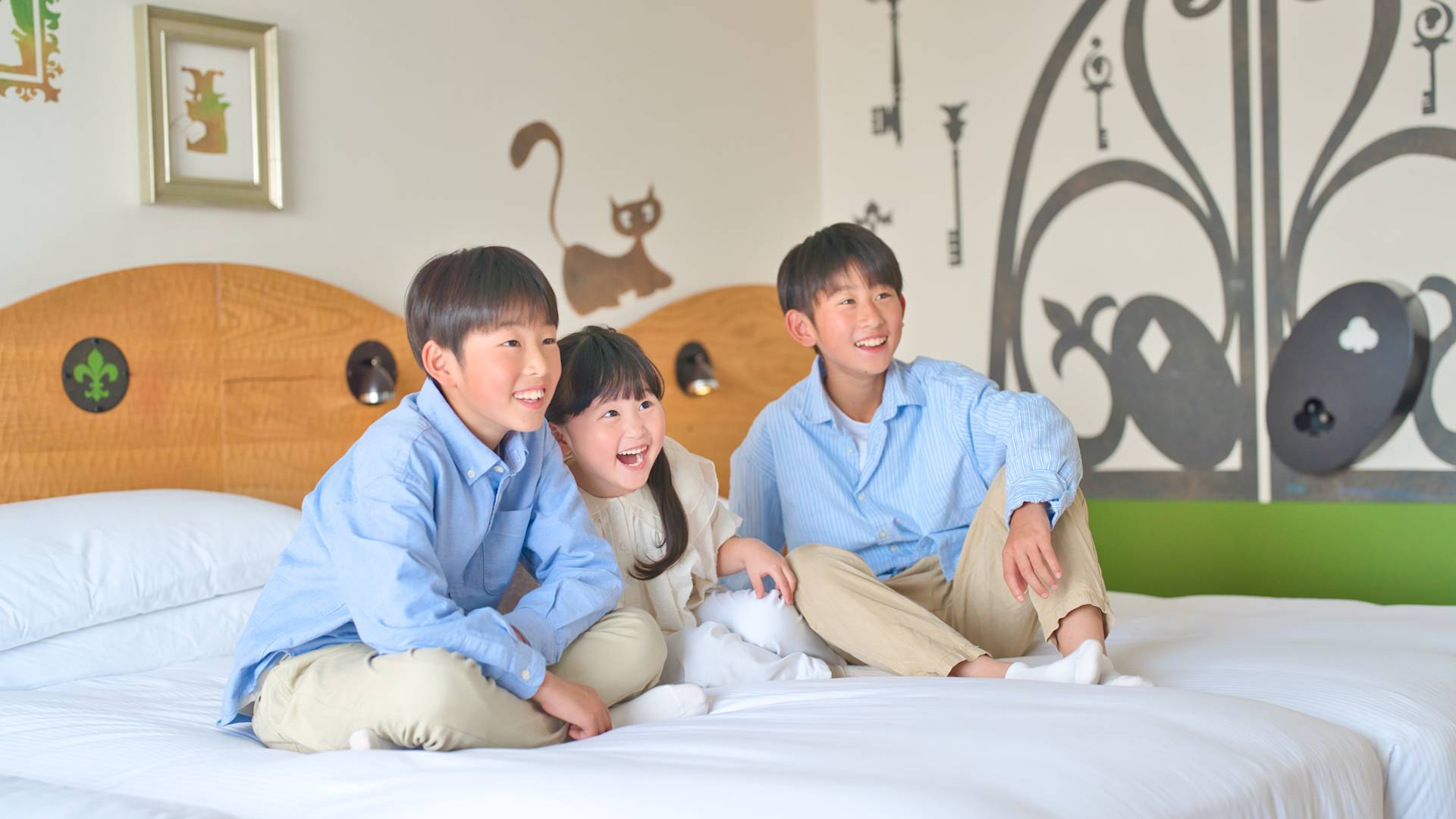 เด็ก ๆ บนเตียงกําลังยิ้ม