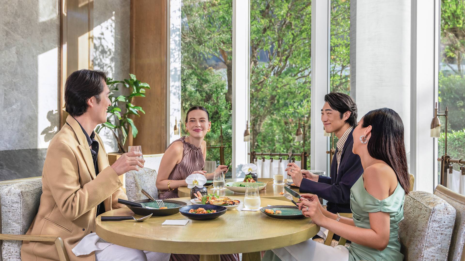 Группа людей, сидящих в зоне ресторана с питанием