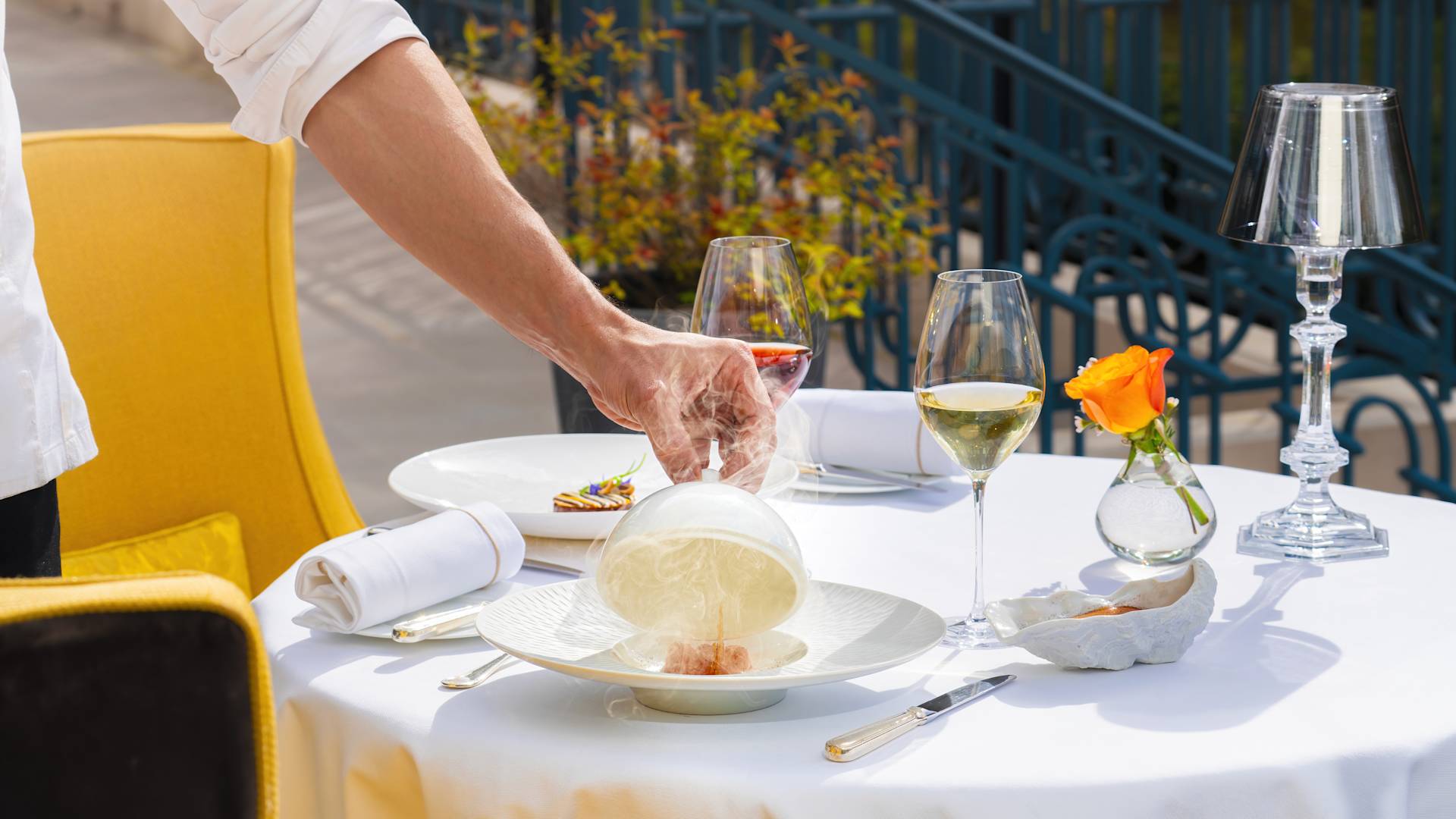 Bucătar care prezintă mâncare pe masă la Gordon Ramsay Au Trianon - Tranziția