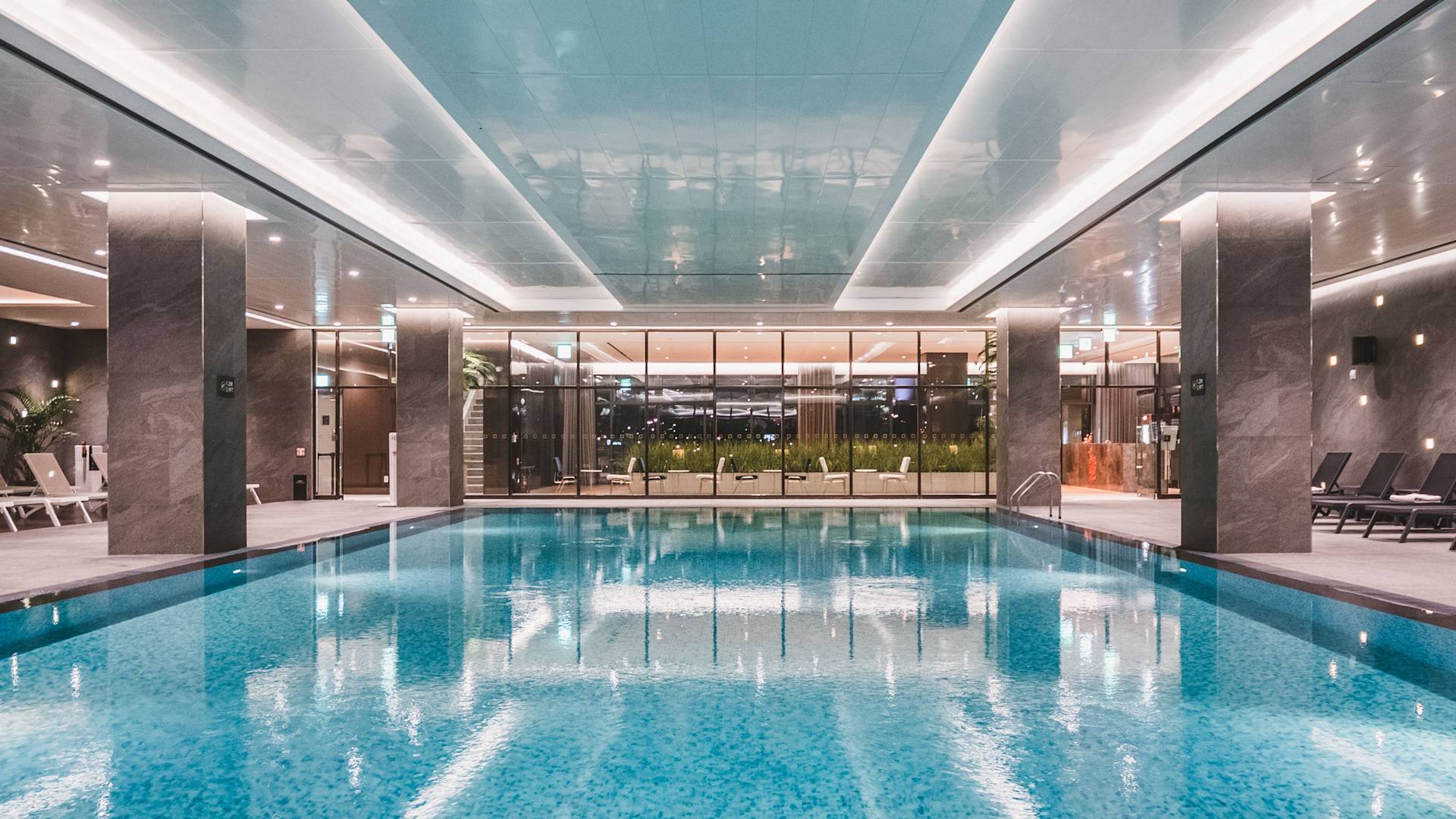 Lounge Sandalyeleri ve Parlak Işıklar-geçişli Kapalı Havuz Alanı