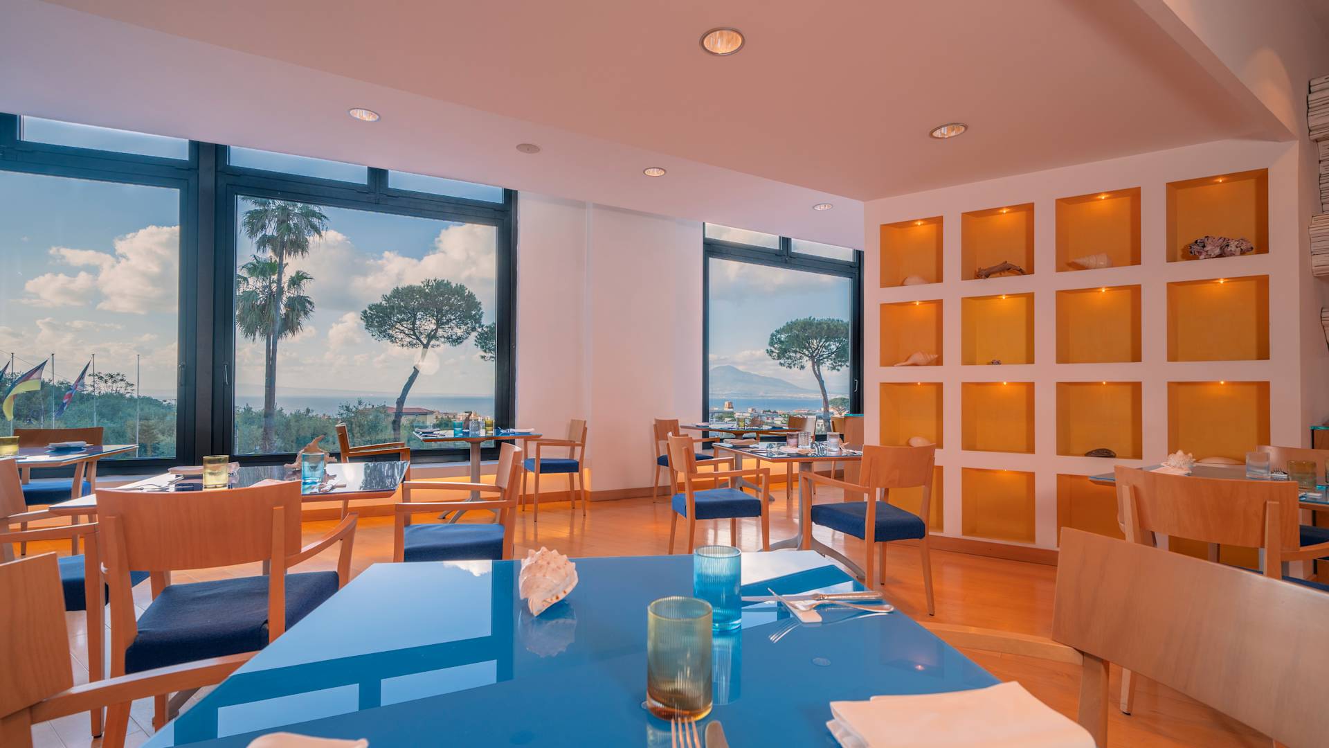 eetgedeelte met tafels en stoelen-overgang