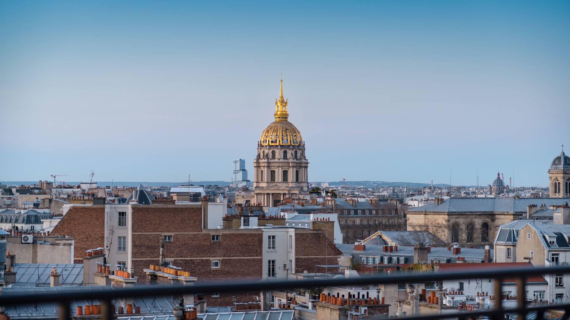 Vista para a cidade da varanda do hotel com edifícios e transporte para o horizonte