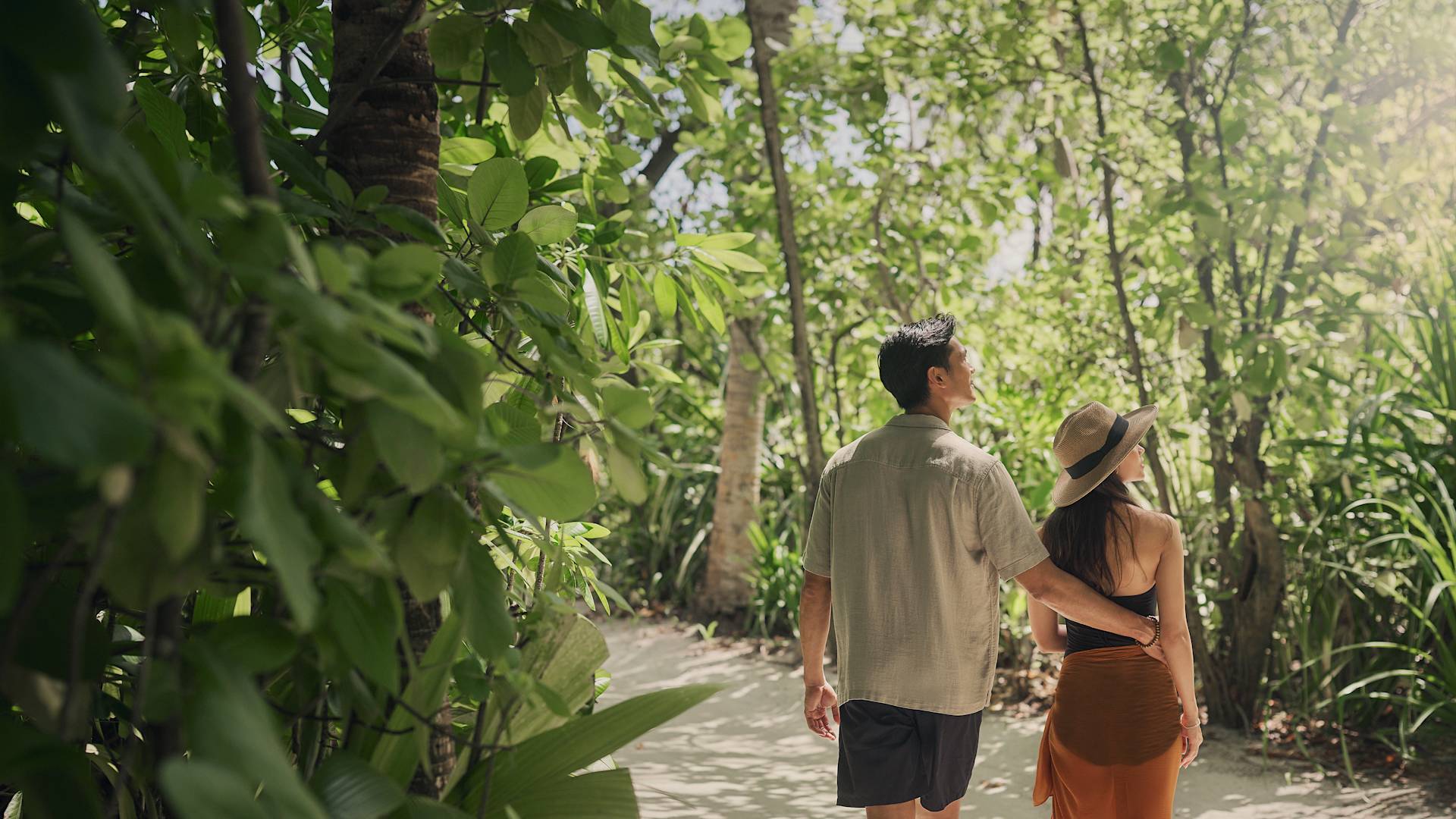 ジャングルを歩くカップル