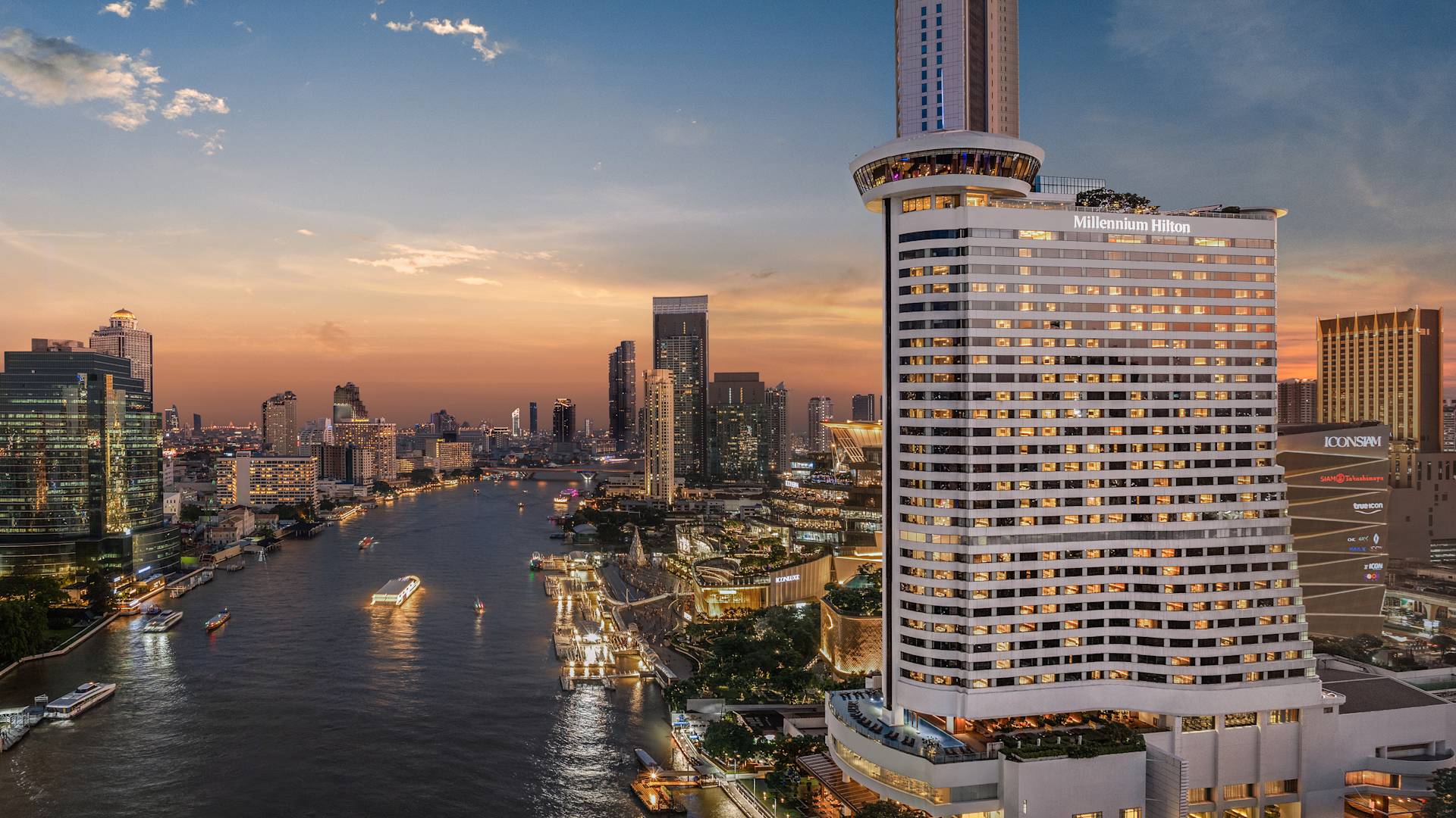 Vue de l'extérieur de l'hôtel Millennium Hilton à côté d'une rivière