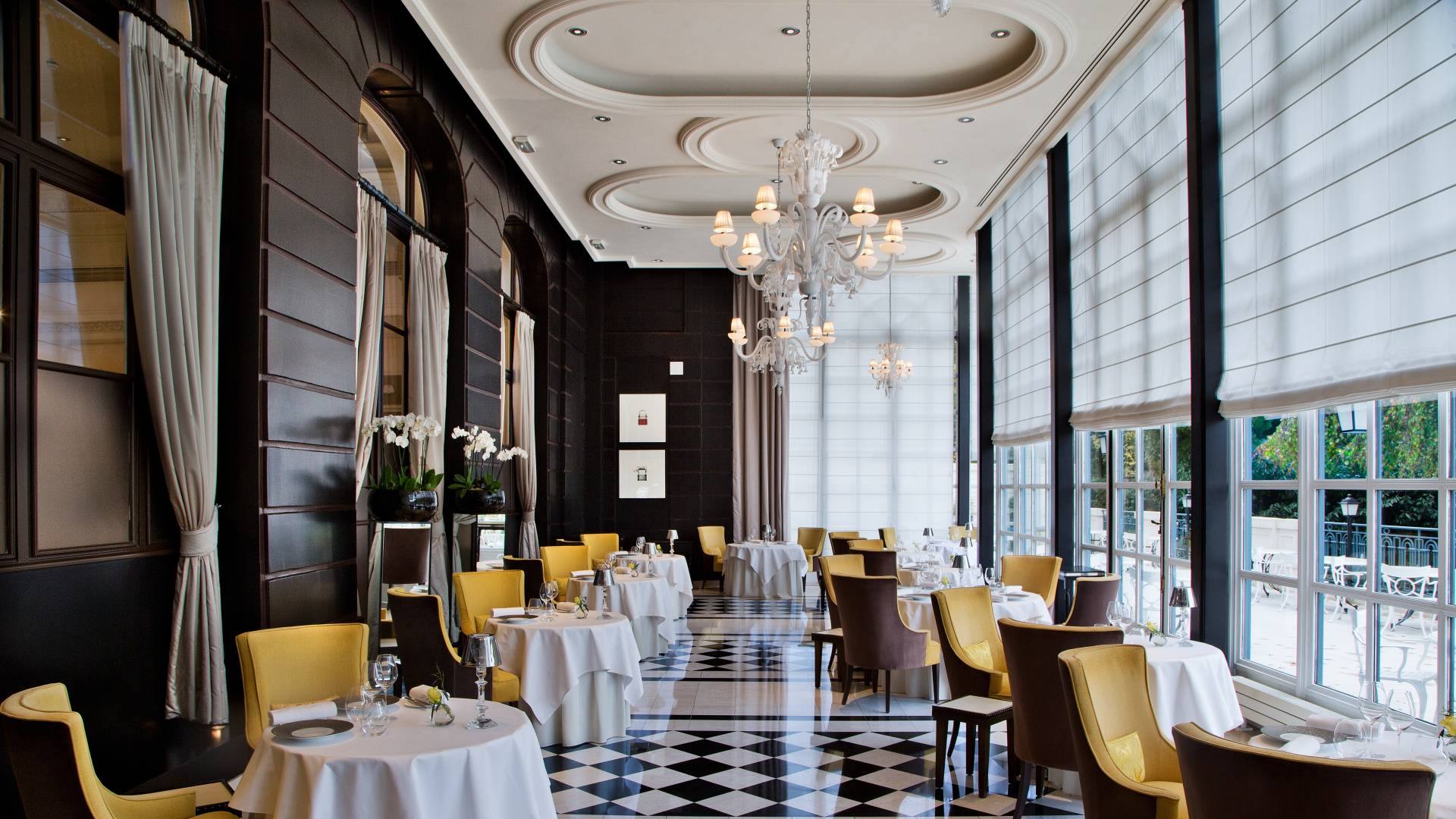 Restaurant "Gordon Ramsay au Trianon" – Essbereich mit großen Fenstern