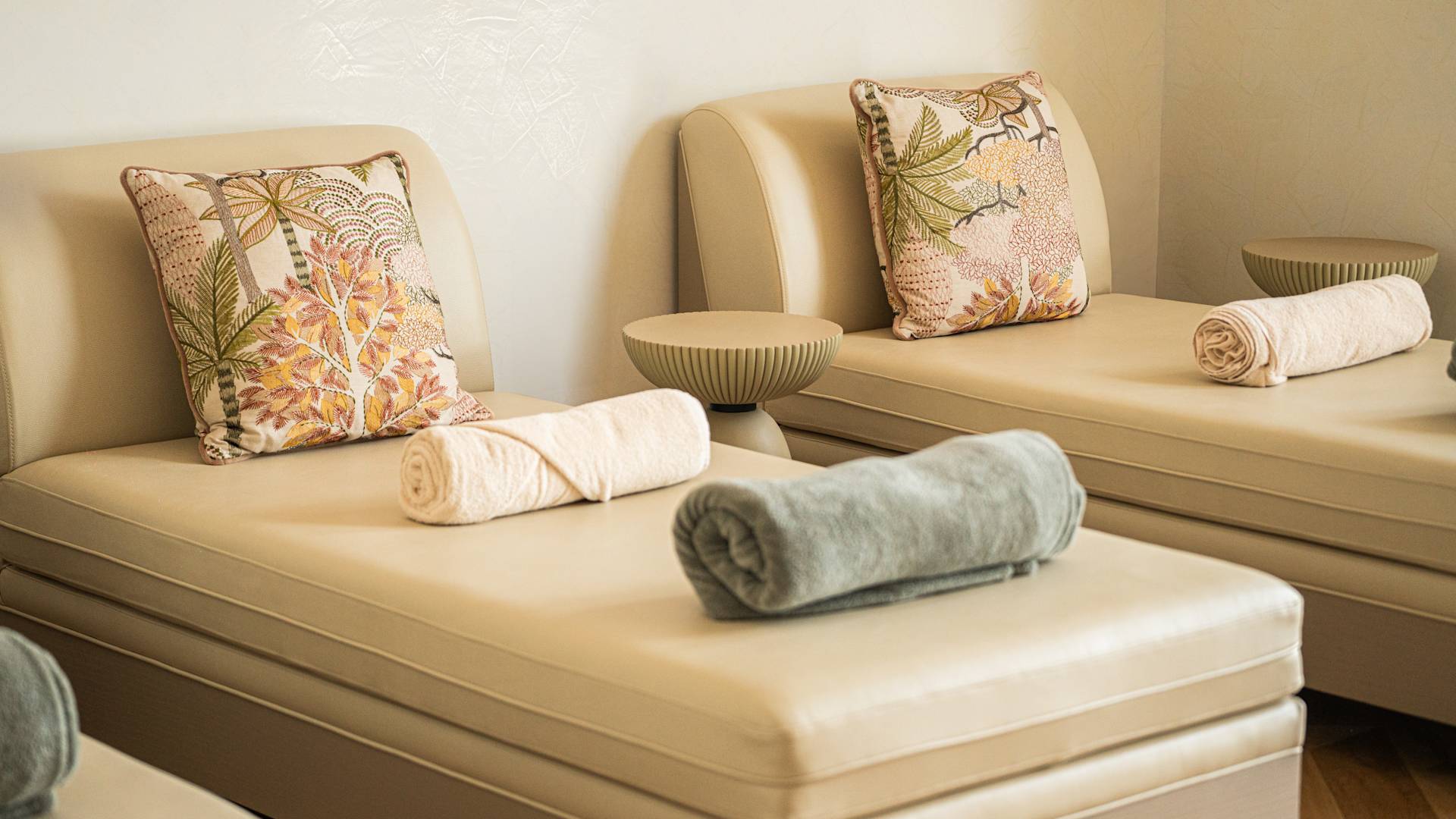 スパのリラクゼーションルームに配したマッサージベッド2台