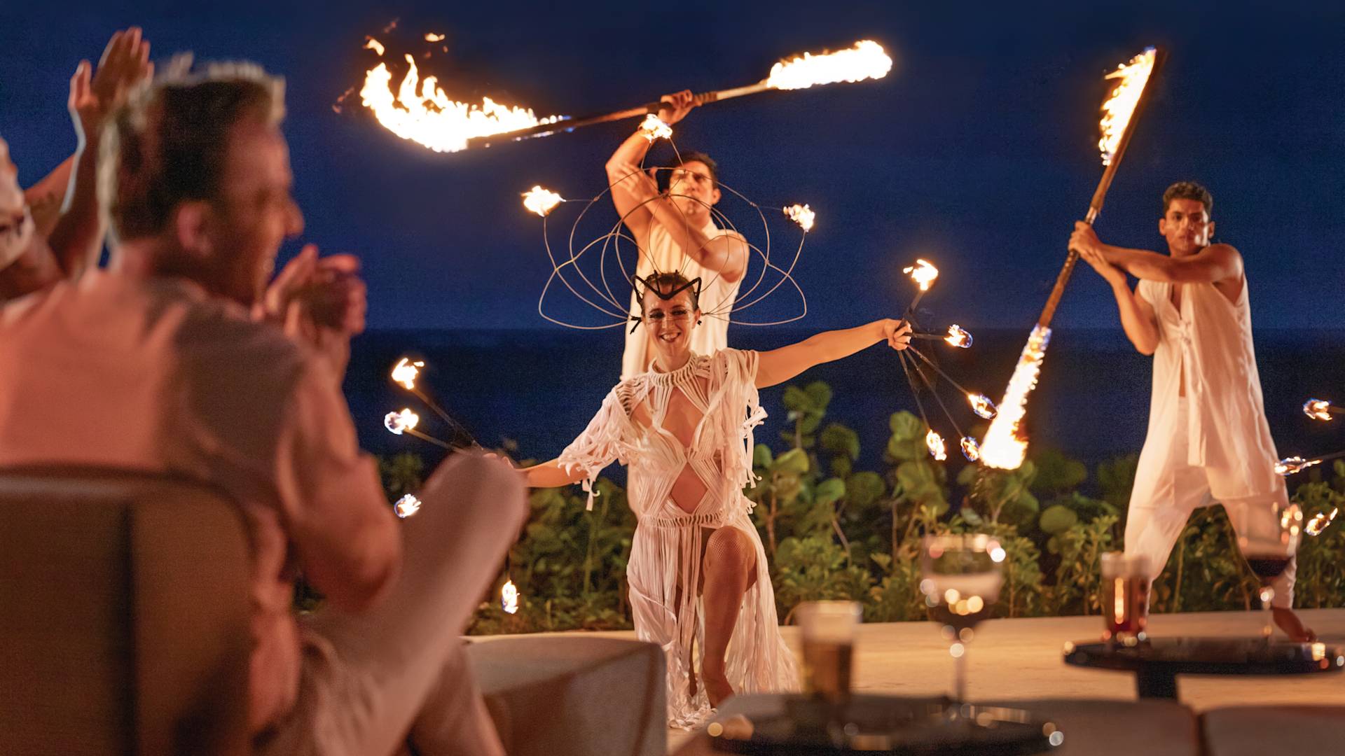 Menschen klatschen und jubeln auf Feuertänzer