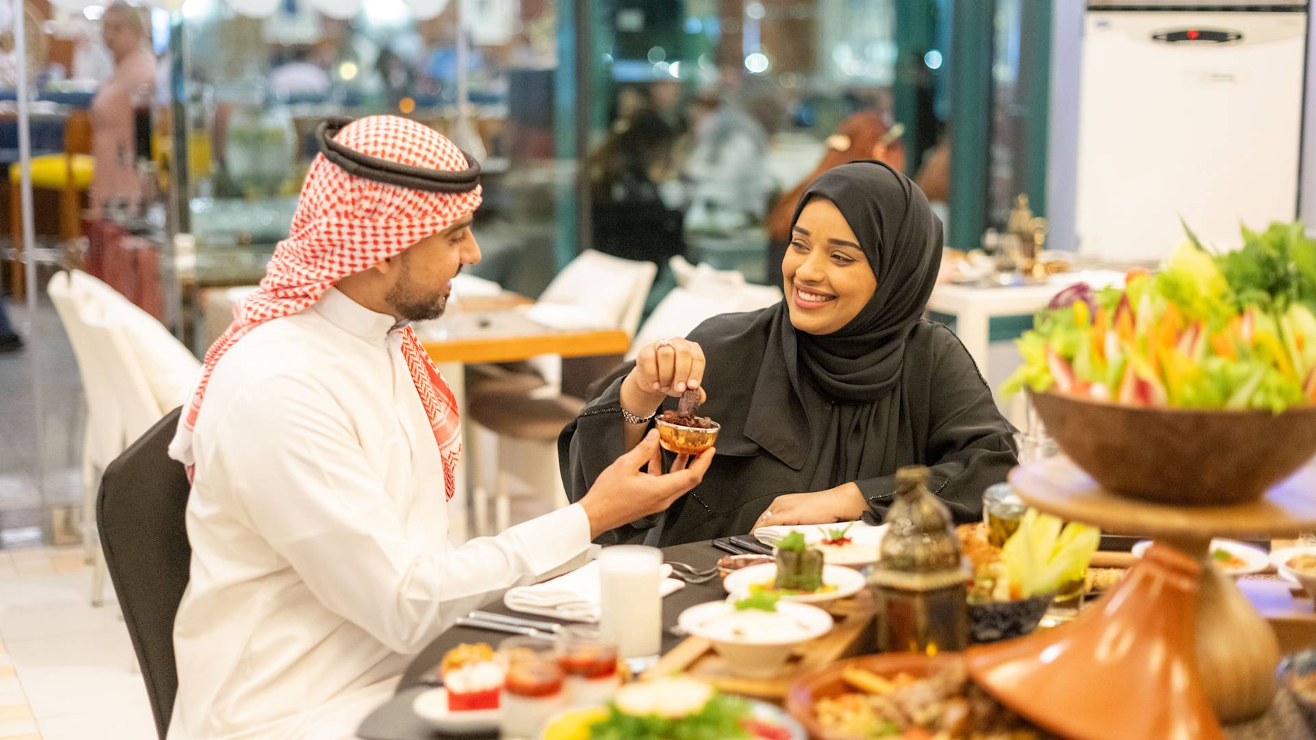 gäster som sitter vid ett matbord och delar en aptitretare