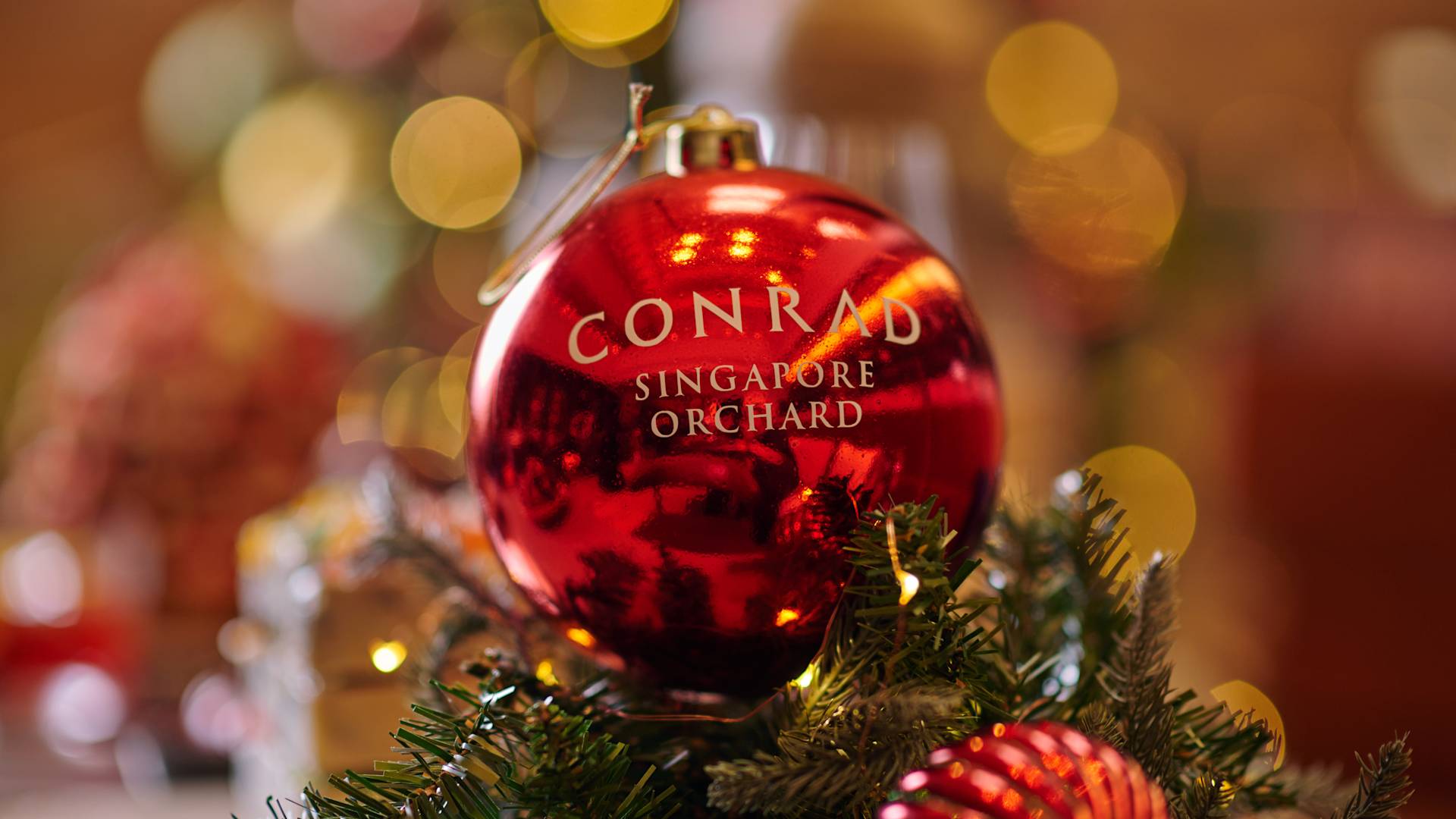 arbre de noël avec boules rouges et vertes