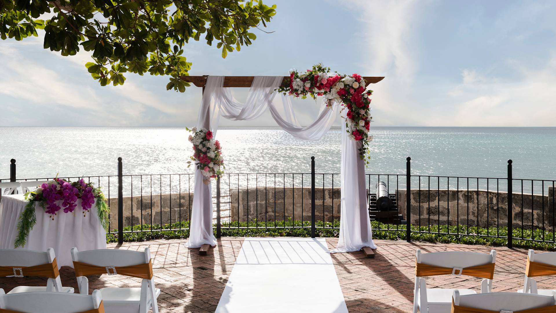 حفل زفاف خارجي مطل على المحيط