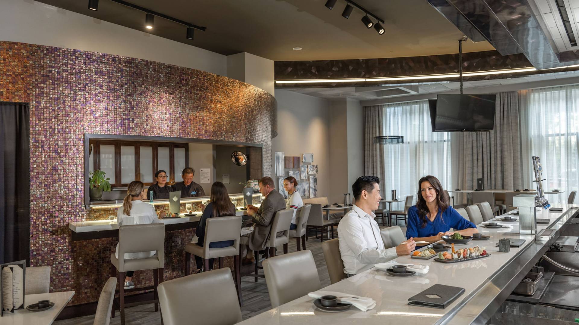 un groupe de personnes dînant au Zeta Asia Restaurant