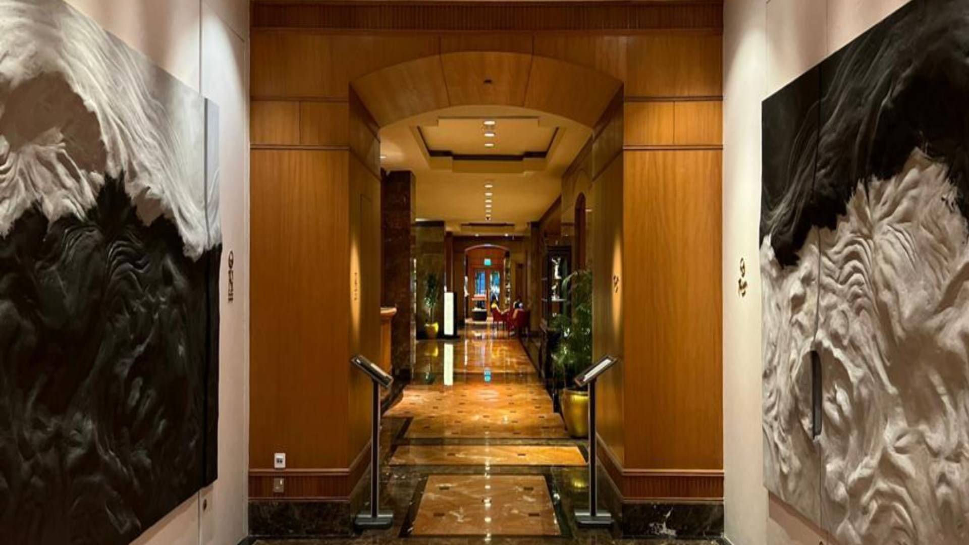 Área del lobby con arte en las paredes