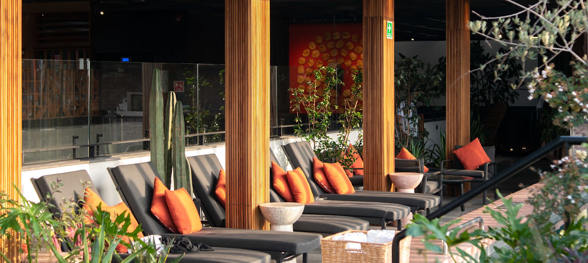 Espace salon près de la piscine