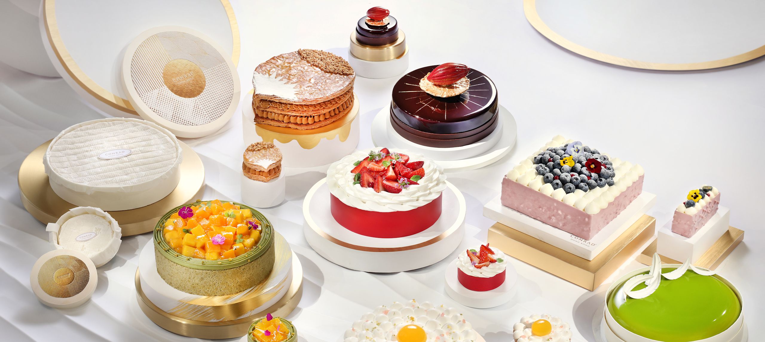 การเลือกของหวานบนโต๊ะที่ร้านเค้ก