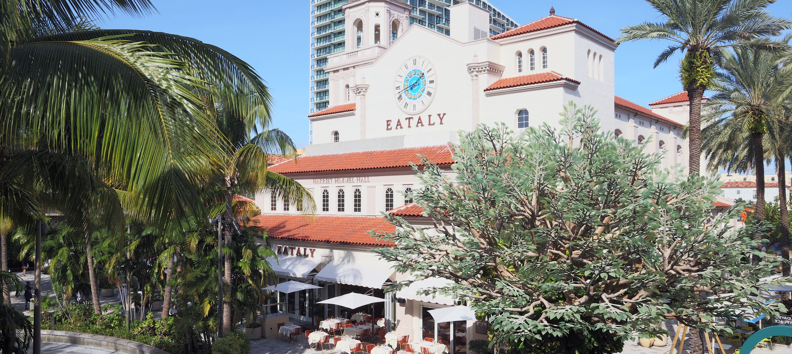 Teraslı ve Bahçe Manzaralı Eataly Restoranın Dış Görünümü