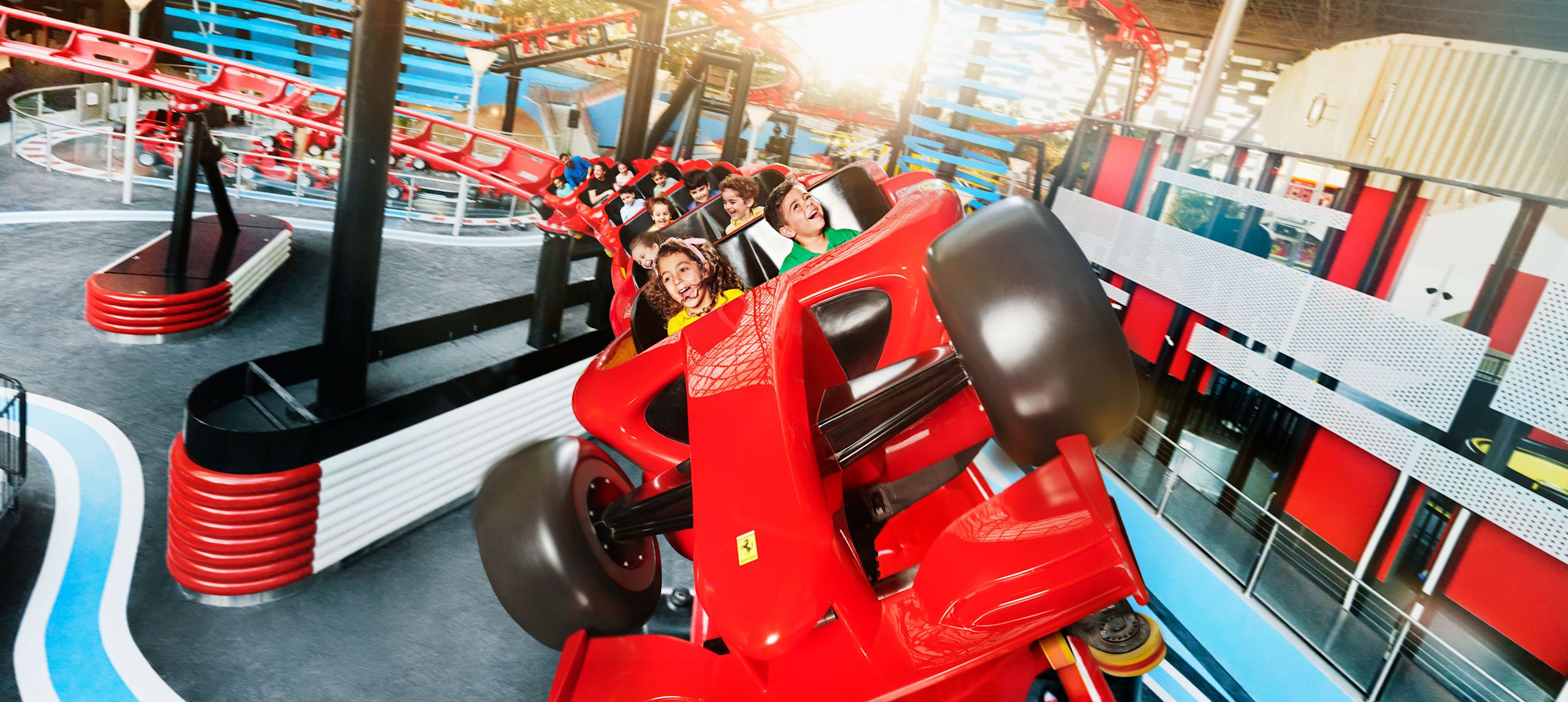 フェラーリ・ワールド・テーマパークでフォーミュラ・ロッサ・ジェットコースターに乗る人々