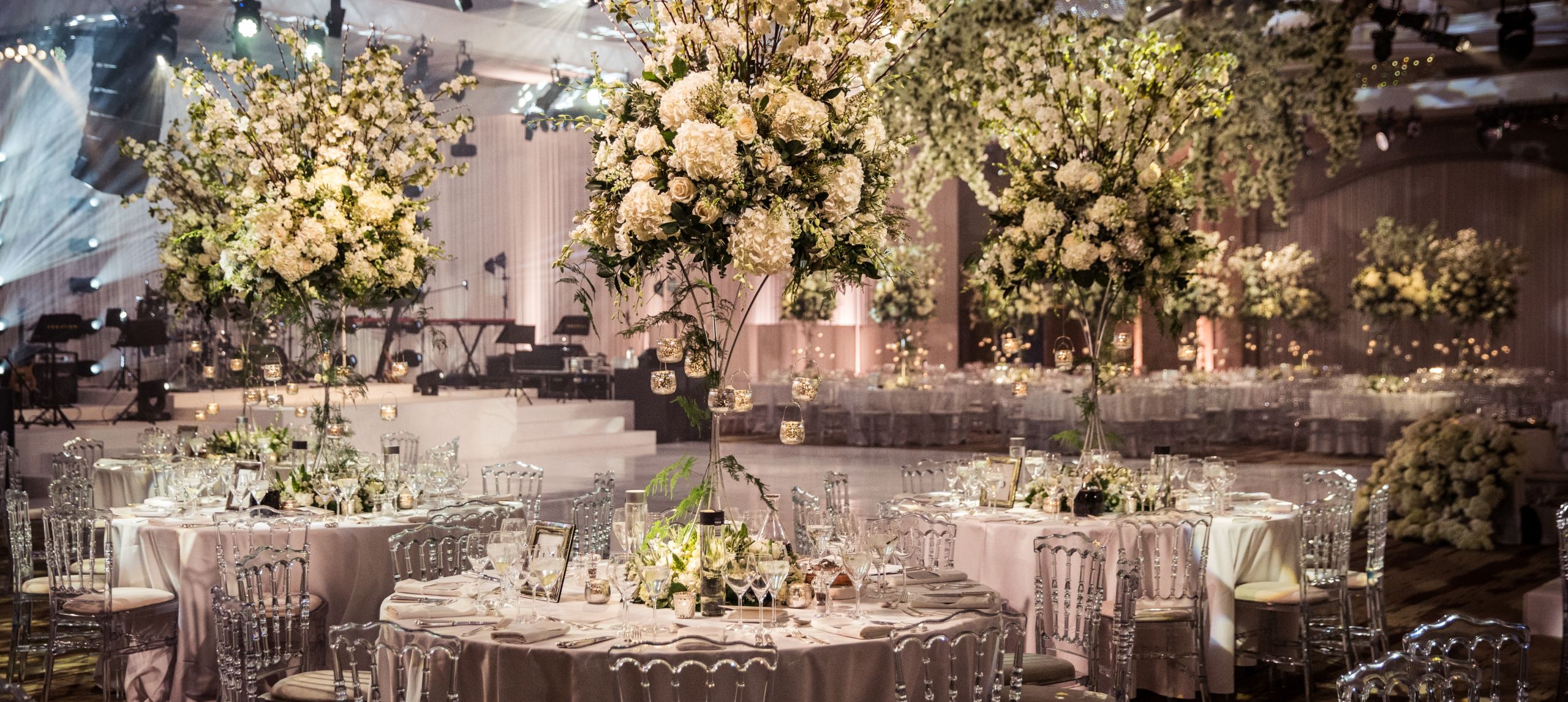 Bruiloftstafel ingericht met bloemen