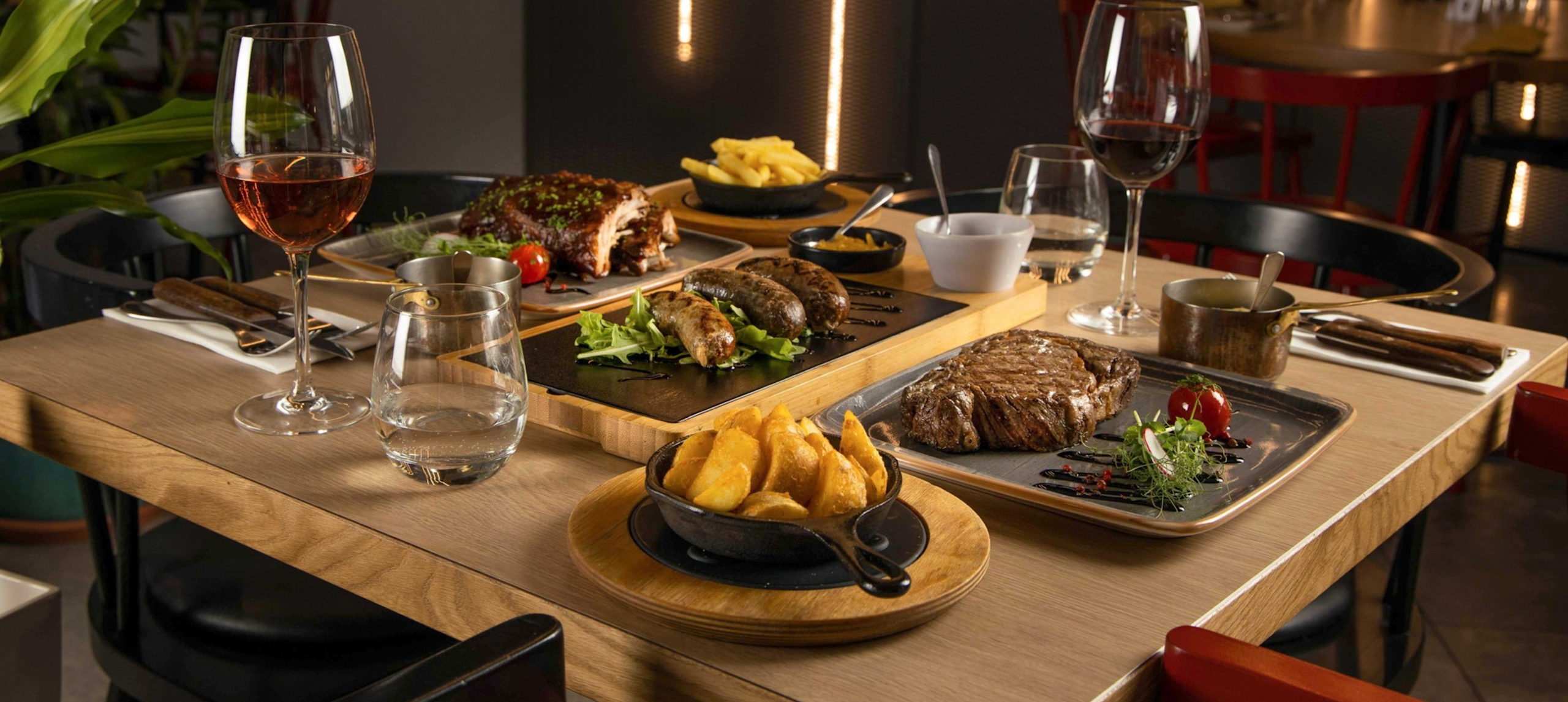 อิ่มอร่อยในร้านอาหาร