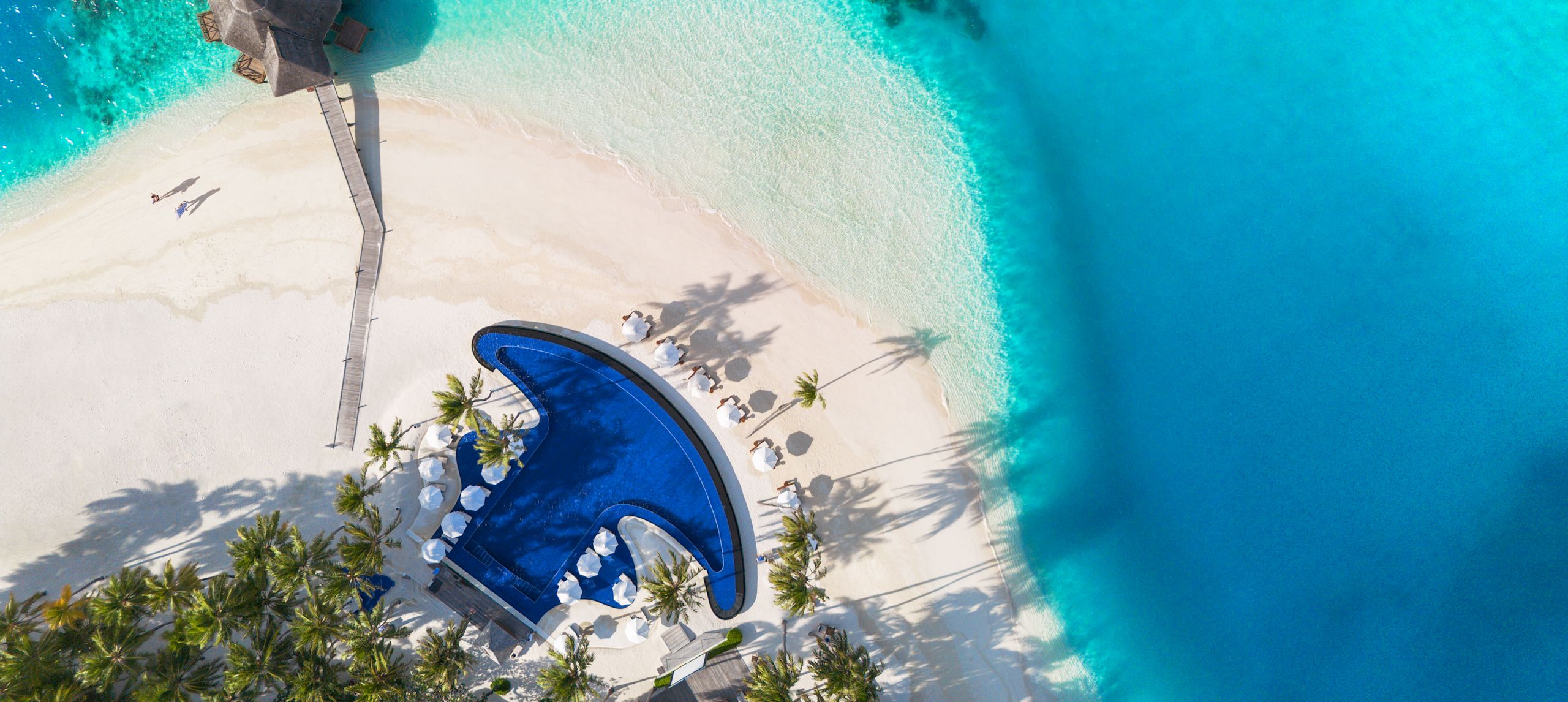 コンラッド・モルディブ・ランガリ・アイランドのプールとビーチエリアの上空からの眺め