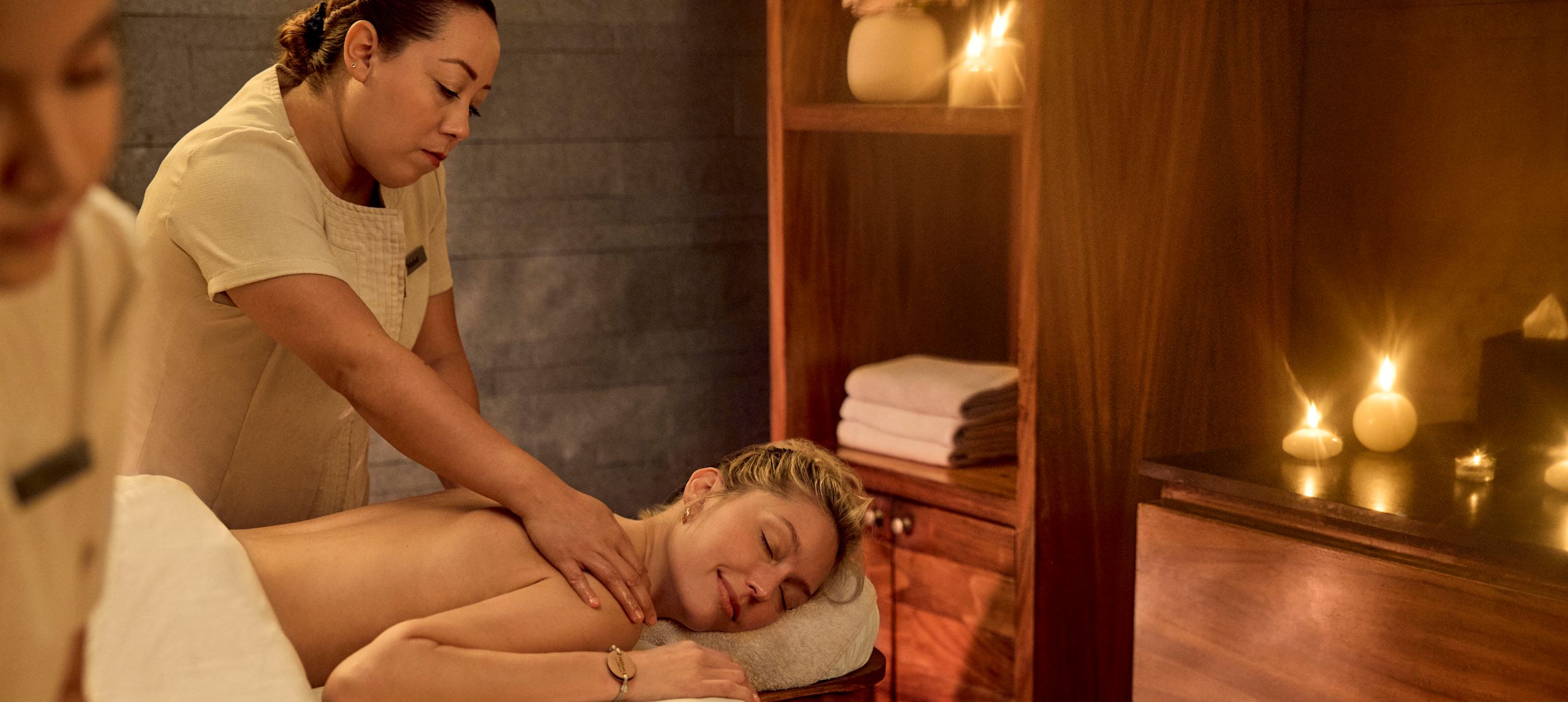 Un homme et une femme recevant un massage en couple au spa