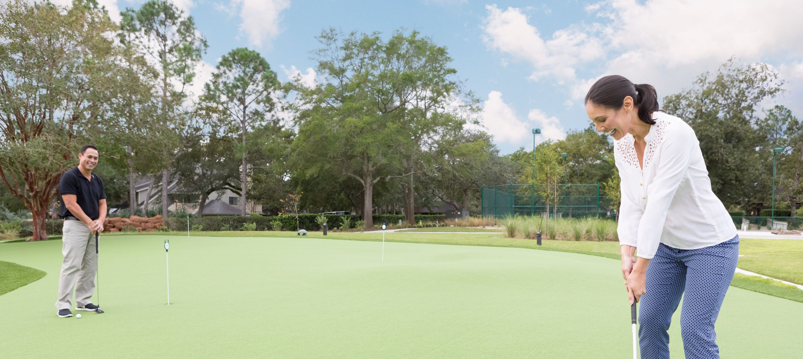 Coppia che mette il verde