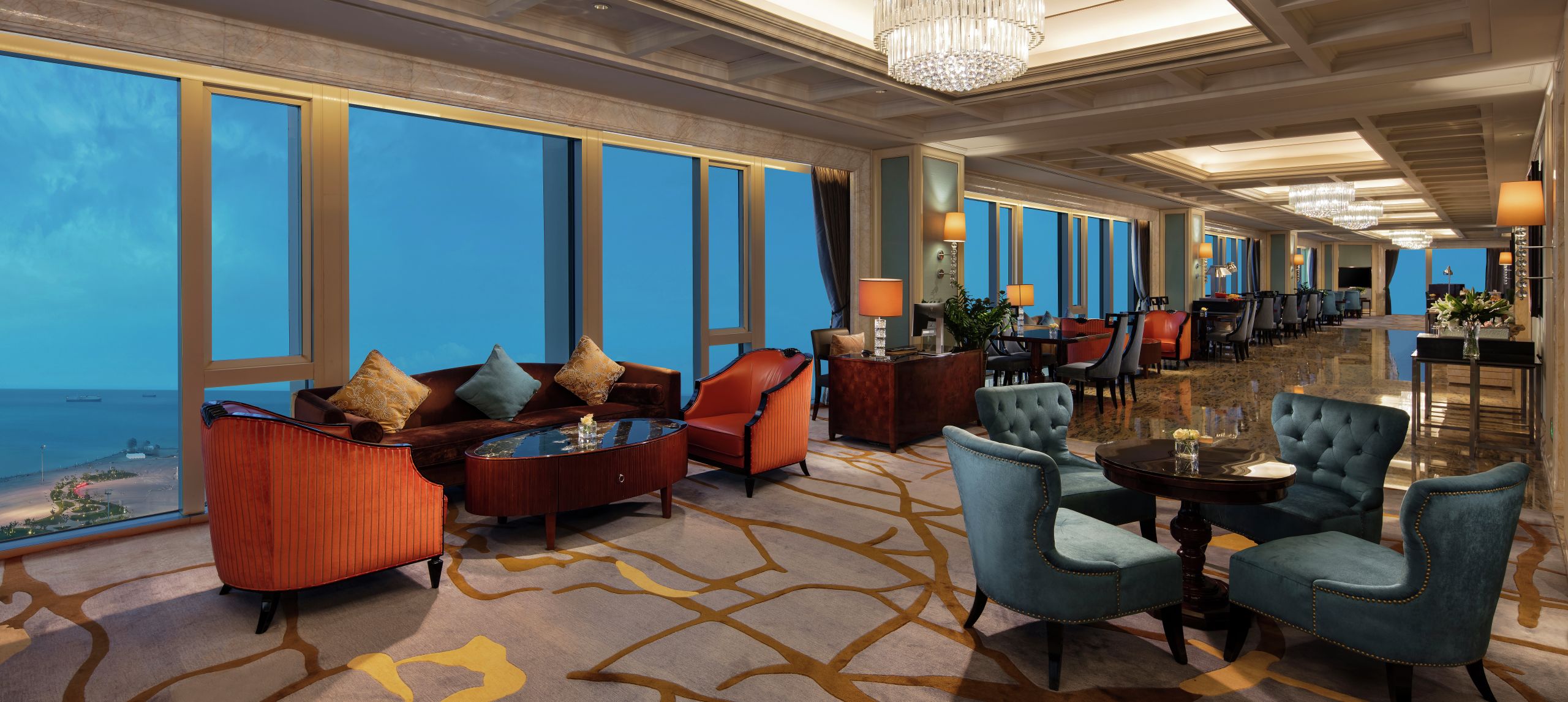 Executive Lounge mit Tischen und Stühlen