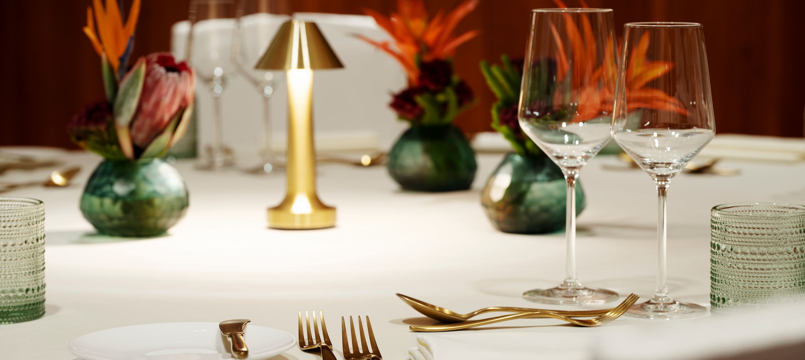 Nastavení kulatého stolu pro večeři v tanečním sále